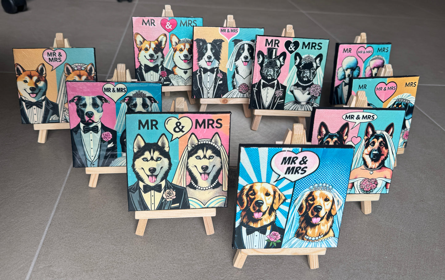 Quadro Pop Art Mr & Mrs – Coppie di Cani su Mini Tela con Cavalletto