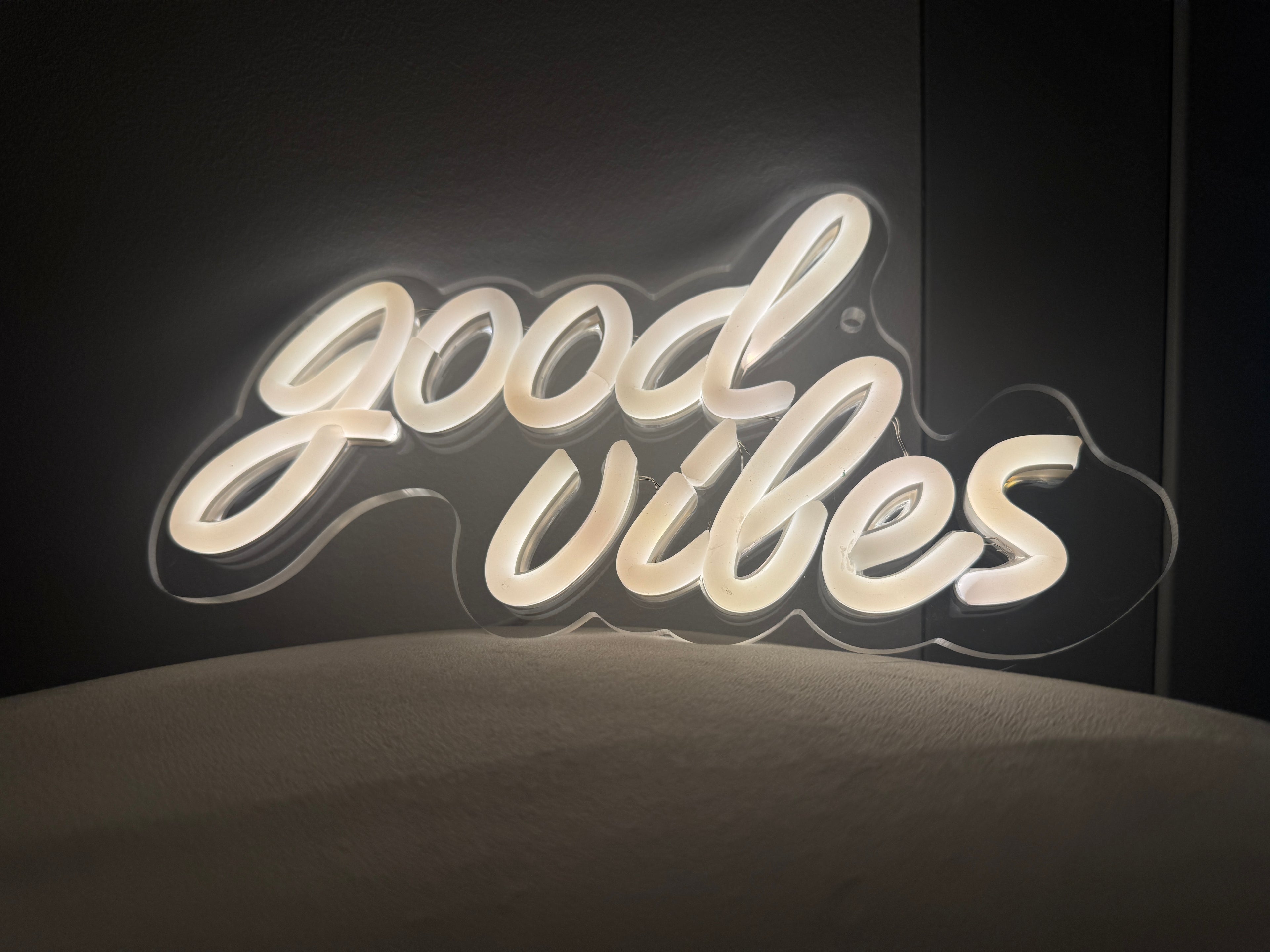 Insegna Luminosa “Good Vibes” – LED Decorativo