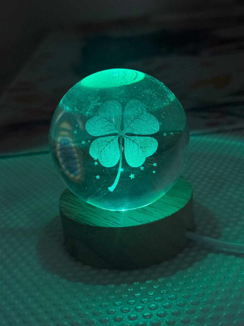 Sfera luminosa con Quadrifoglio 3D
– Luce LED Cambiacolore