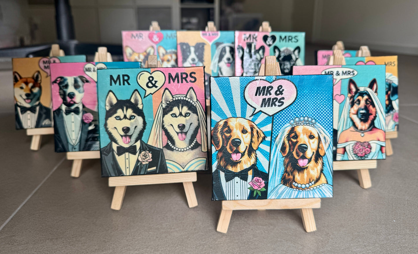 Quadro Pop Art Mr & Mrs – Coppie di Cani su Mini Tela con Cavalletto