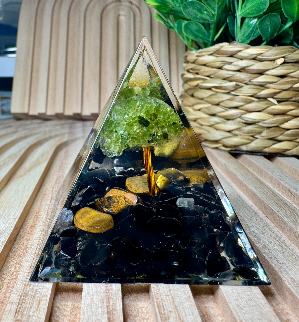 Piramide Albero della Vita in Ossidiana, Occhio di Tigre e Peridoto – Chakra della Radice e del Cuore (Muladhara & Anahata)
