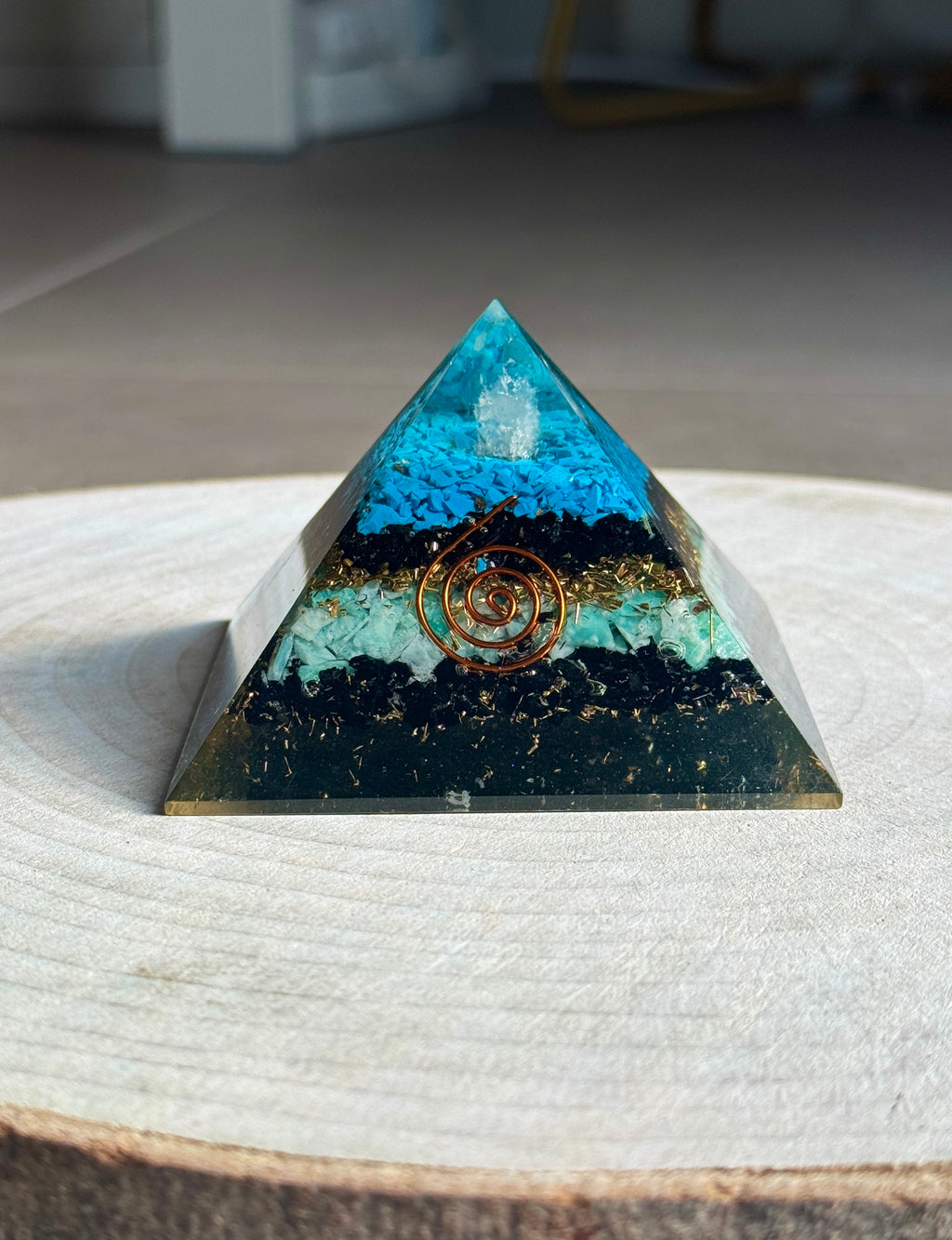 Piramide con Turchese, Tormalina Nera, Amazzonite e Quarzo (tutti i chakra)