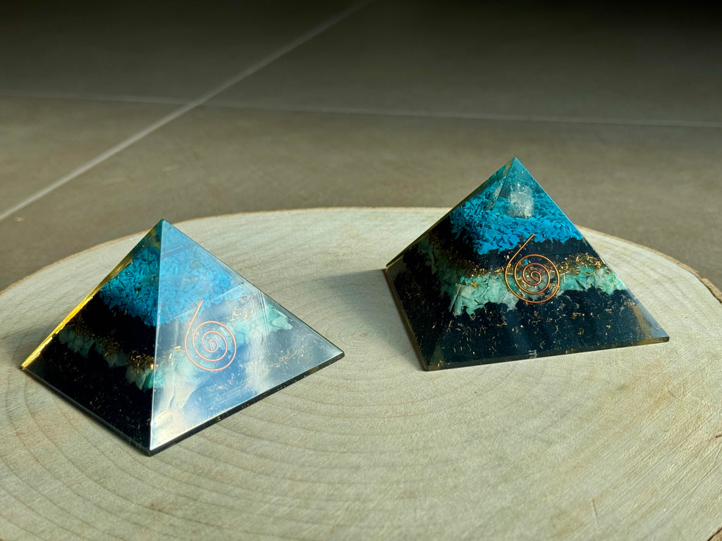 Piramide con Turchese, Tormalina Nera, Amazzonite e Quarzo (tutti i chakra)