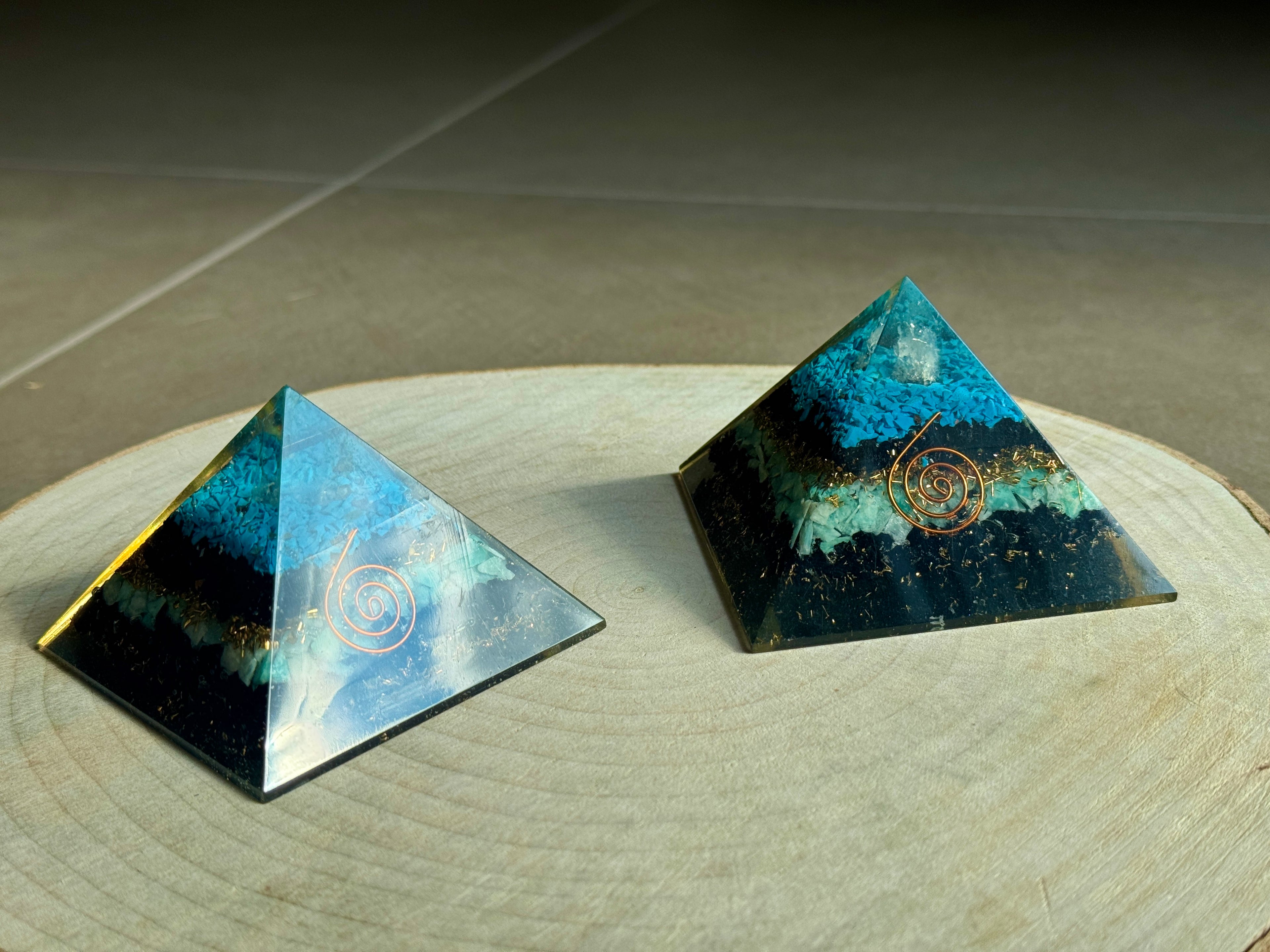 Piramide con Turchese, Tormalina Nera, Amazzonite e Quarzo (tutti i chakra)