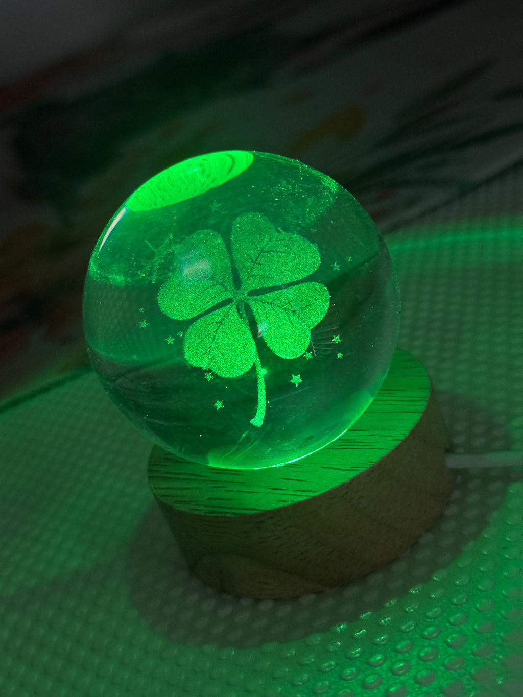 Sfera luminosa con Quadrifoglio 3D
– Luce LED Cambiacolore