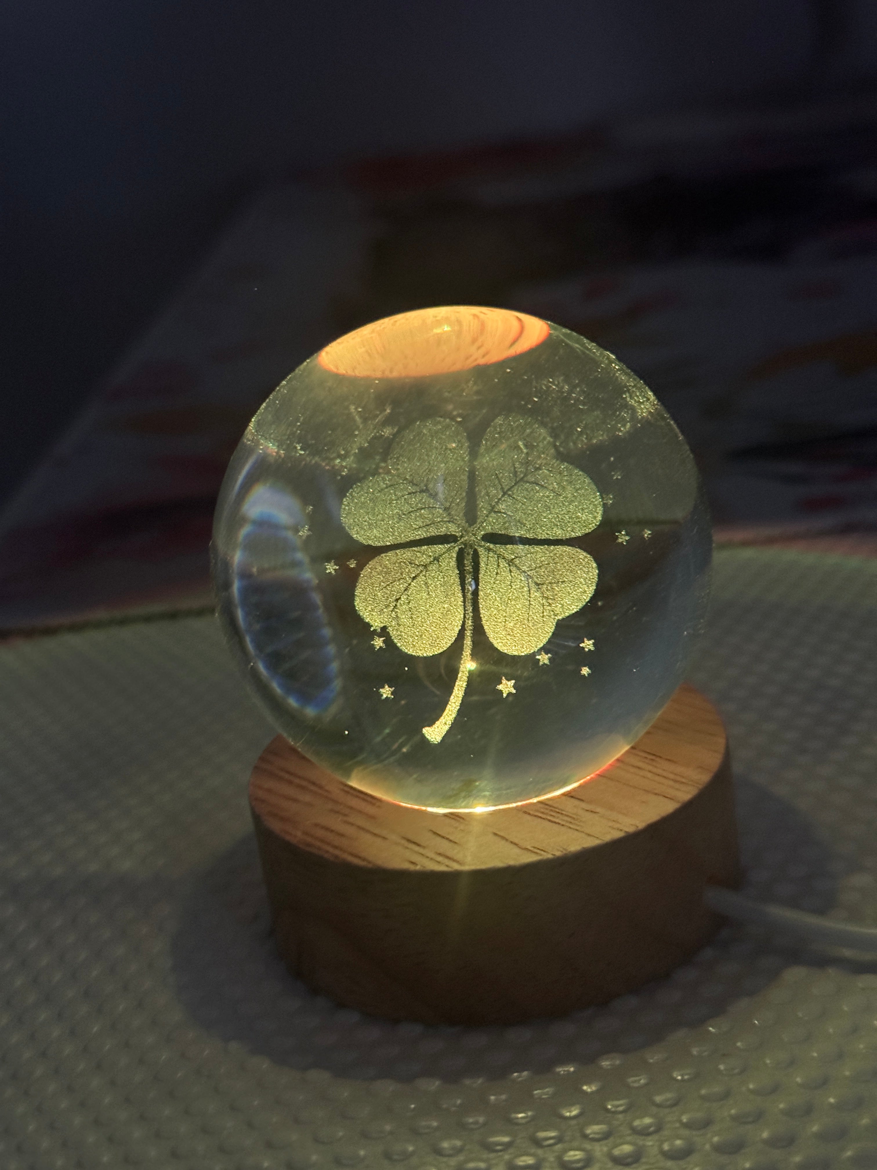 Sfera luminosa con Quadrifoglio 3D
– Luce LED Cambiacolore