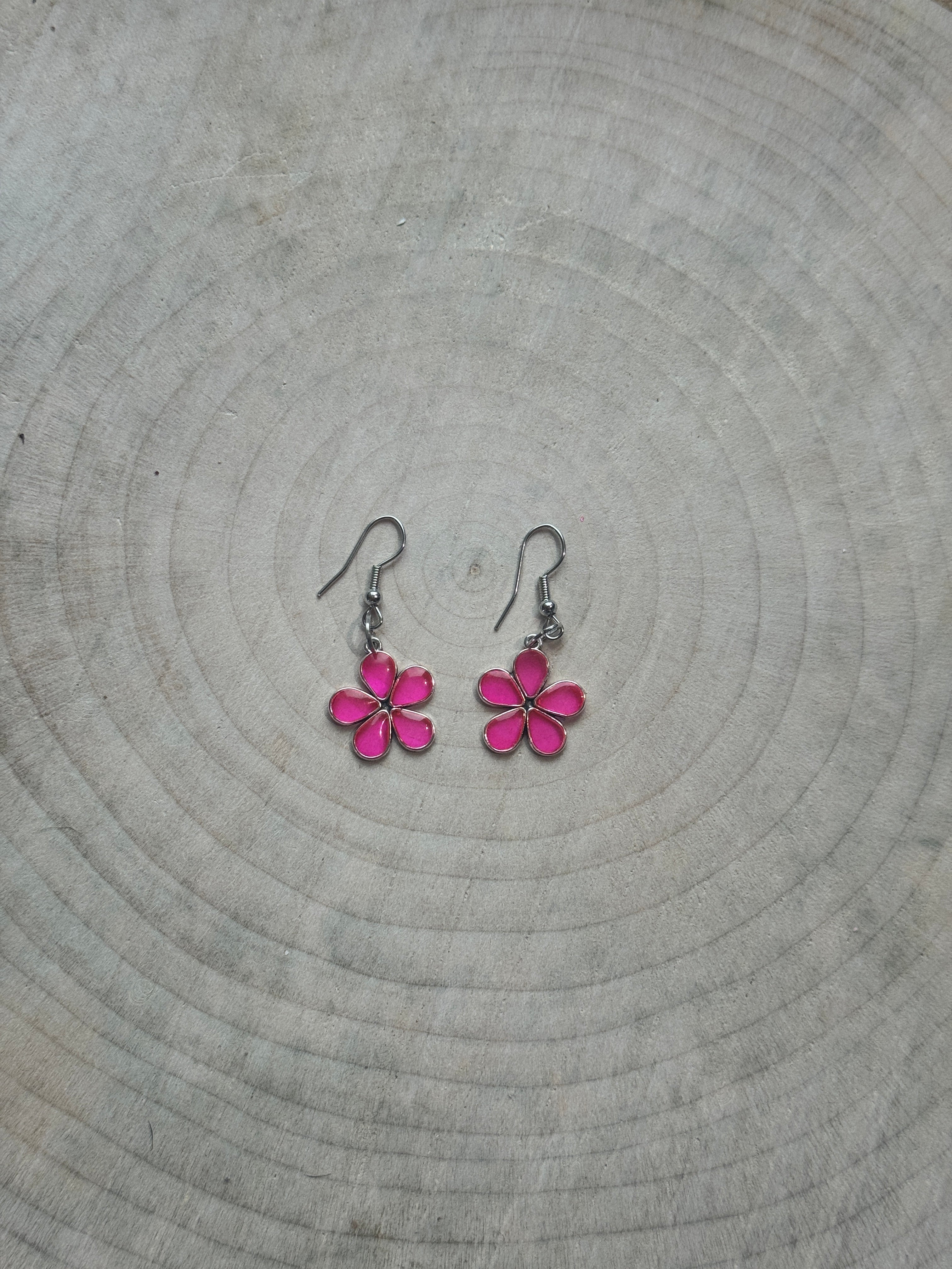 Set Orecchini Unici – Fiori, Pietre e Dettagli Romantici