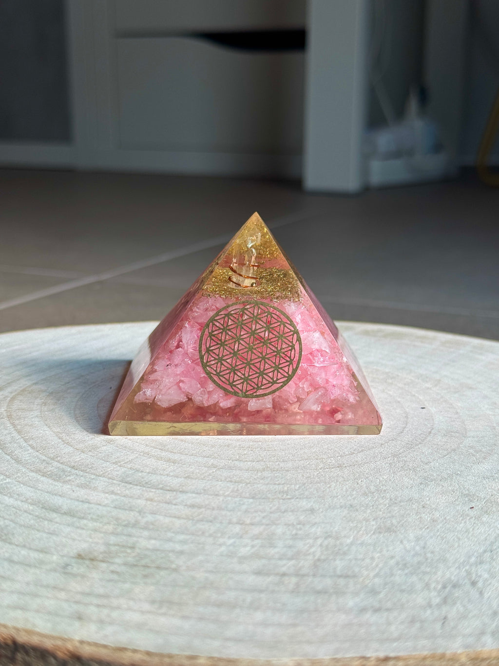 Piramide con Quarzo Rosa – Chakra del cuore