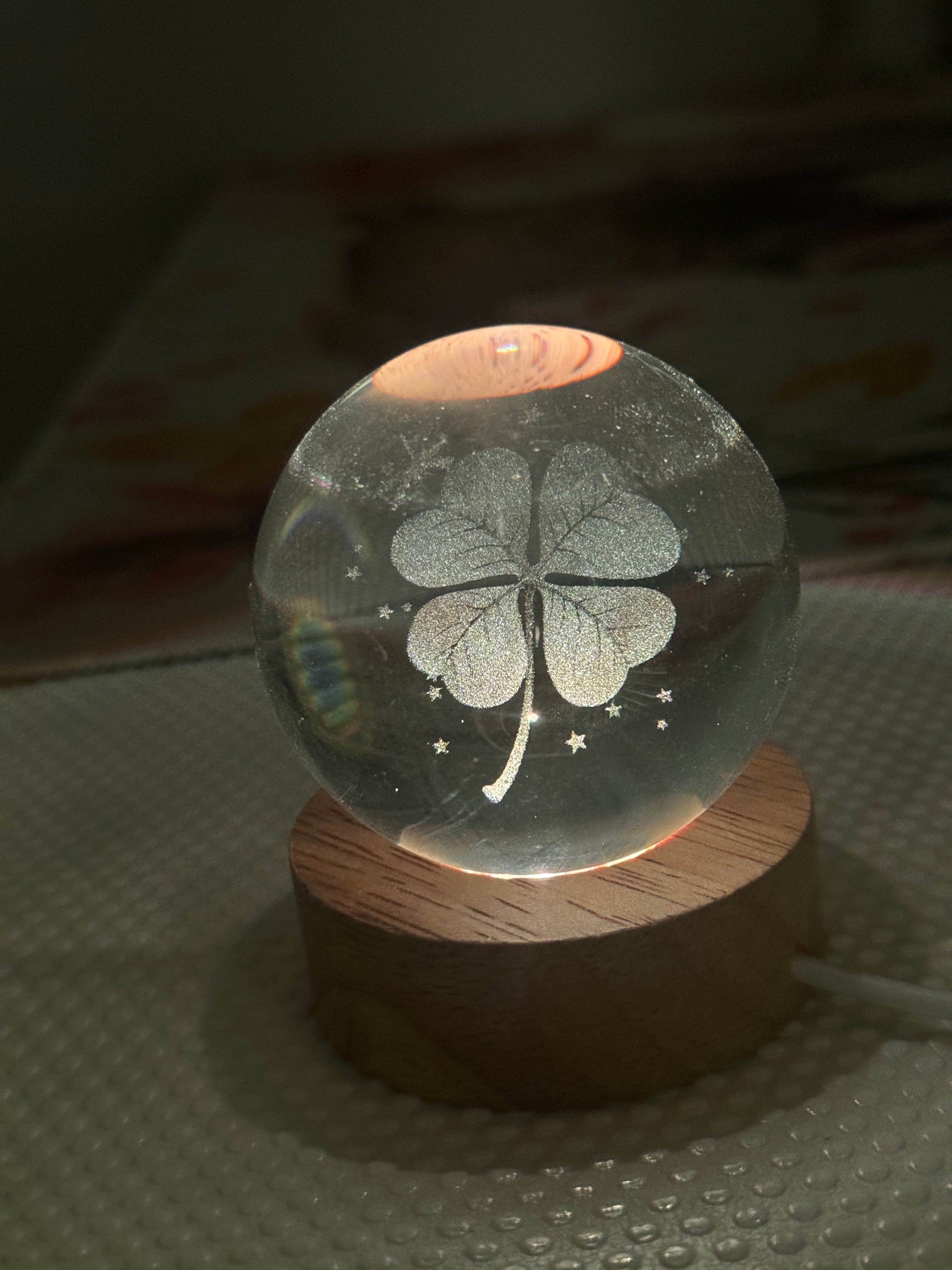 Sfera luminosa con Quadrifoglio 3D
– Luce LED Cambiacolore