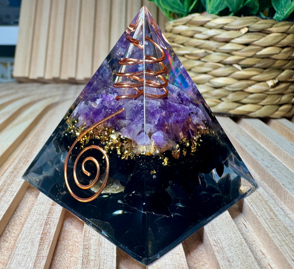 Piramide in Ossidiana e Ametista – Chakra della Radice e del Terzo Occhio (Muladhara & Ajna)