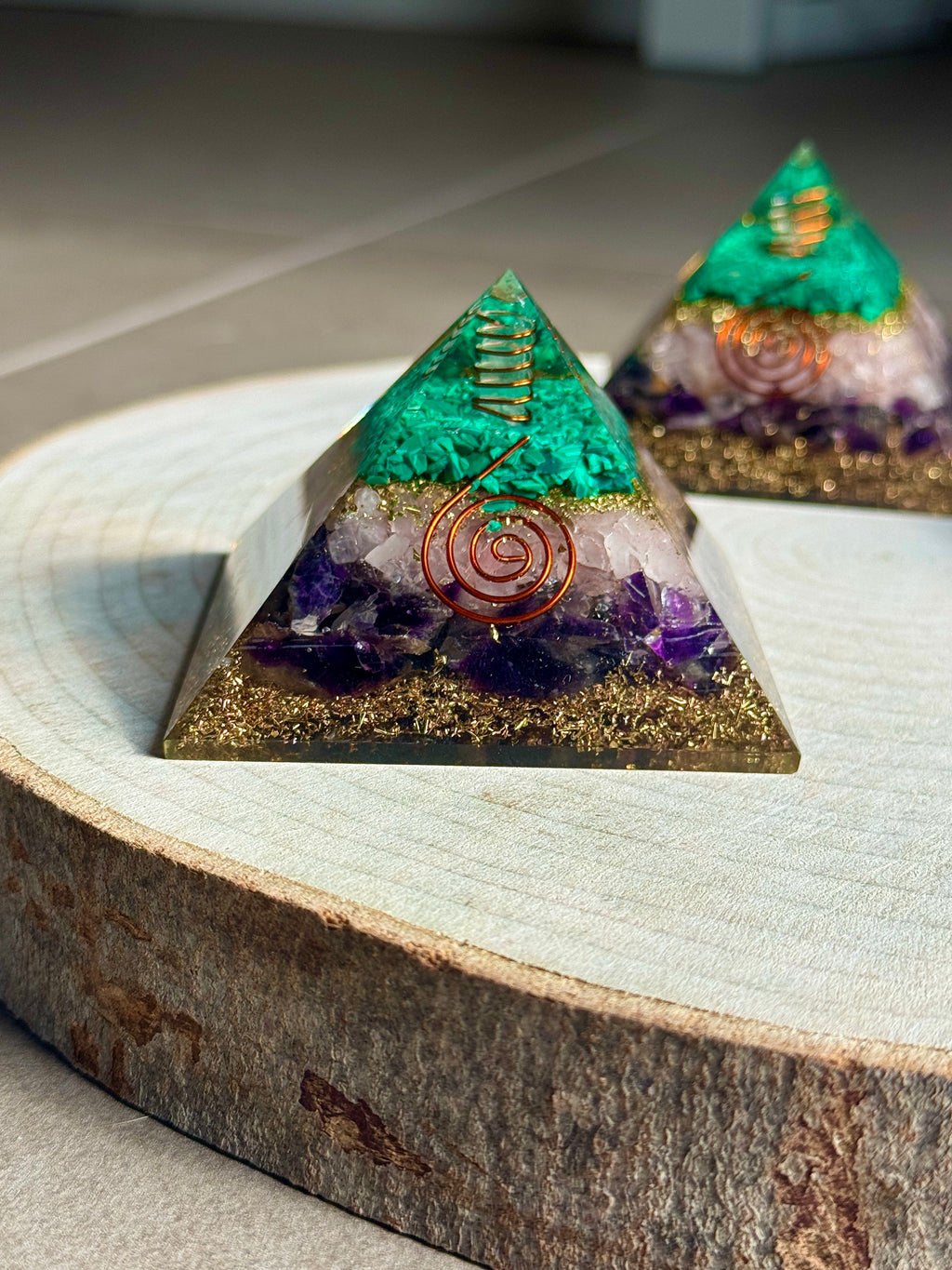 Piramide con Quarzo Rosa, Ametista e Malachite - Chakra cuore e terzo occhio