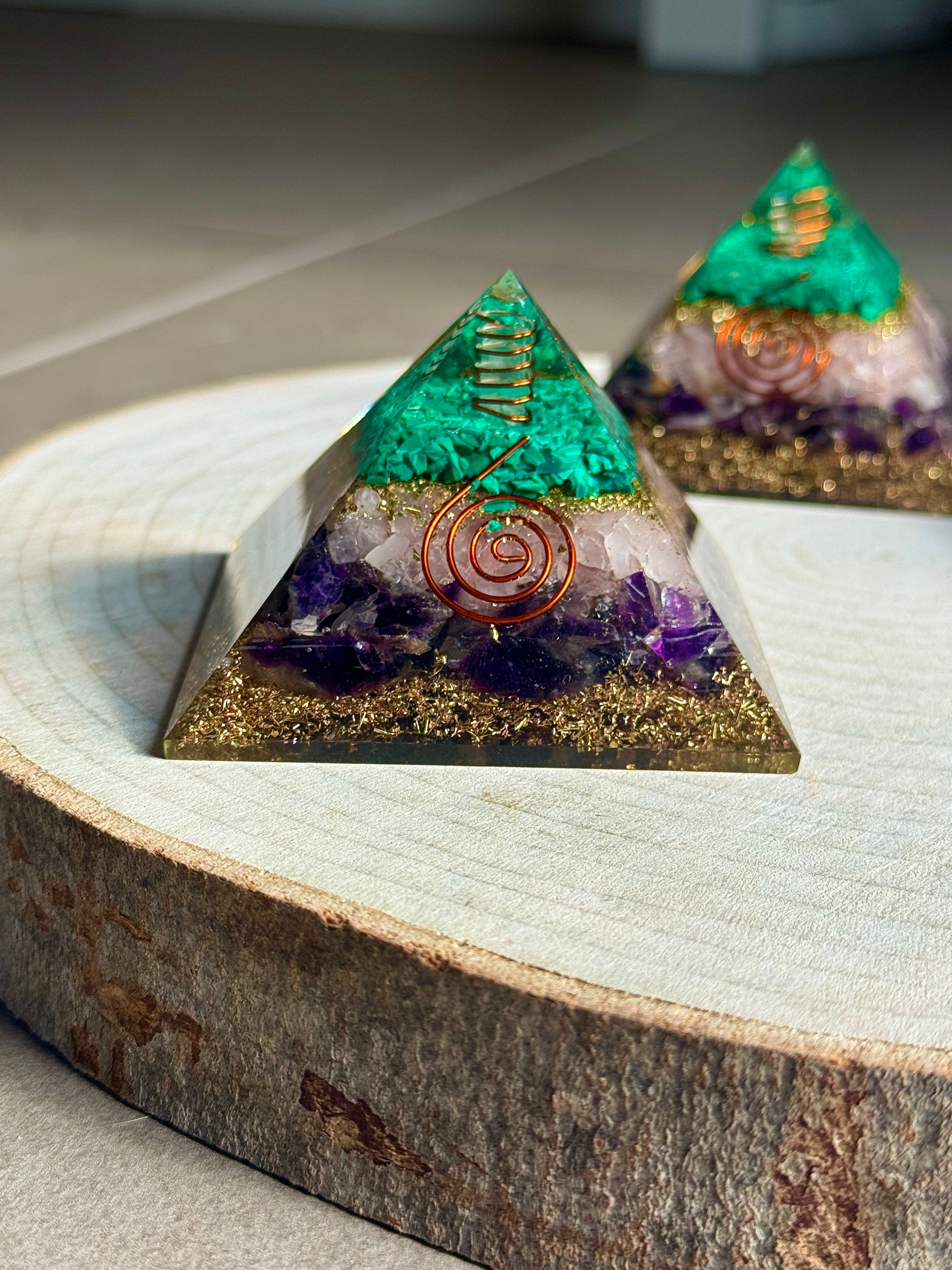 Piramide con Quarzo Rosa, Ametista e Malachite - Chakra cuore e terzo occhio