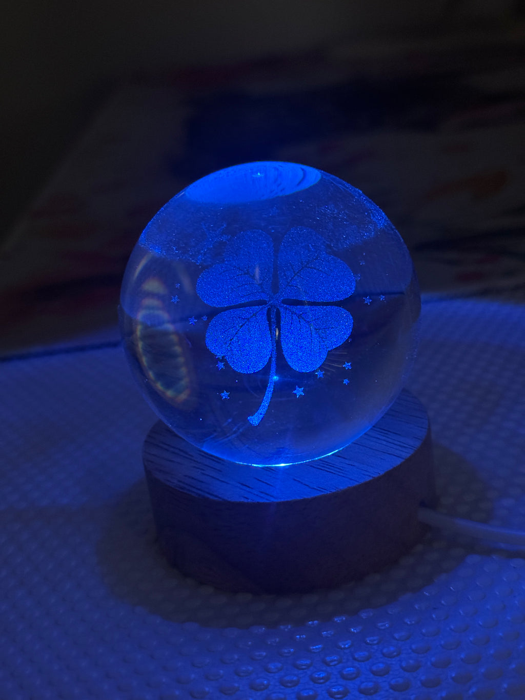 Sfera luminosa con Quadrifoglio 3D
– Luce LED Cambiacolore