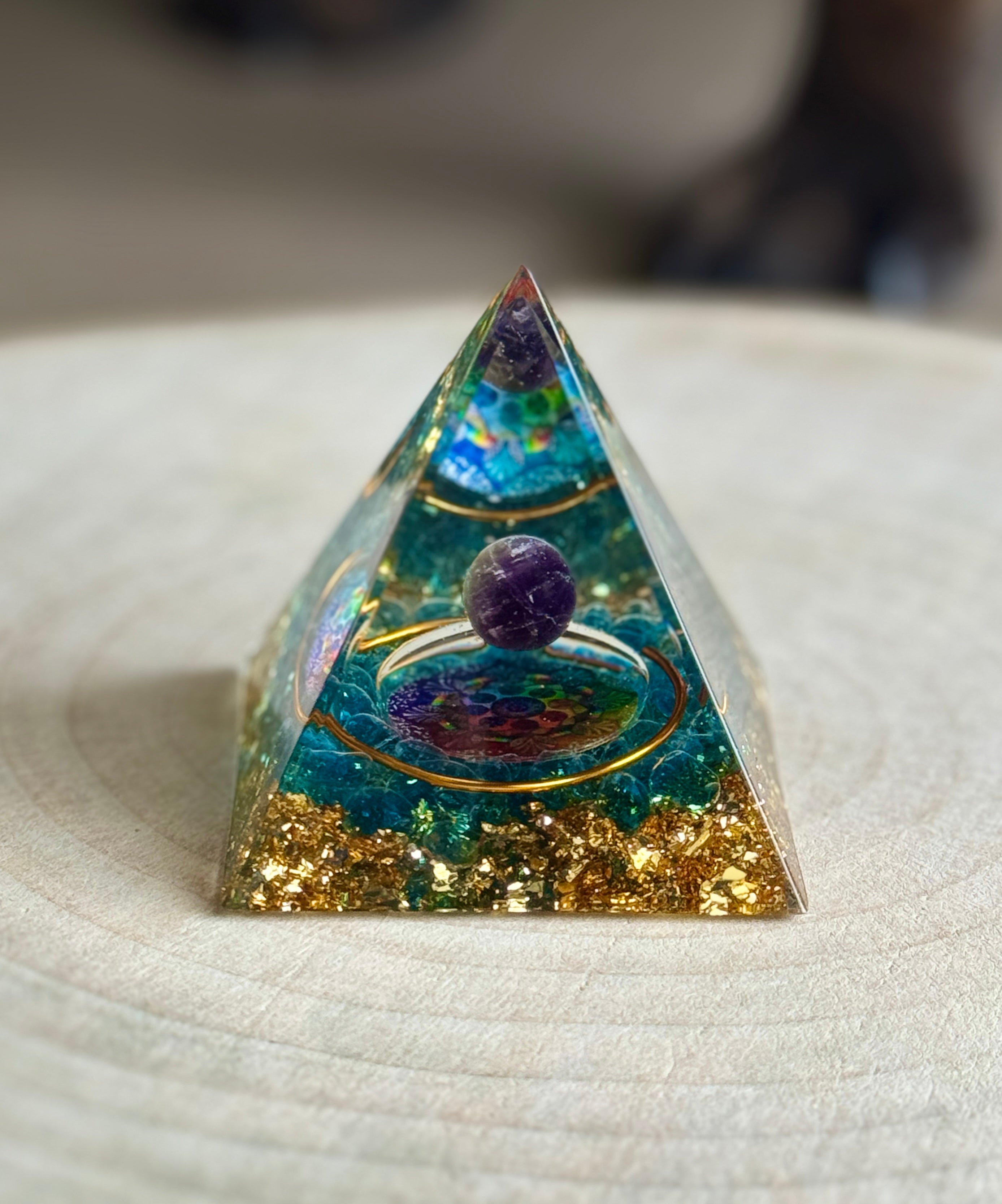 Piramide con Ametista - chakra della corona e terzo occhio