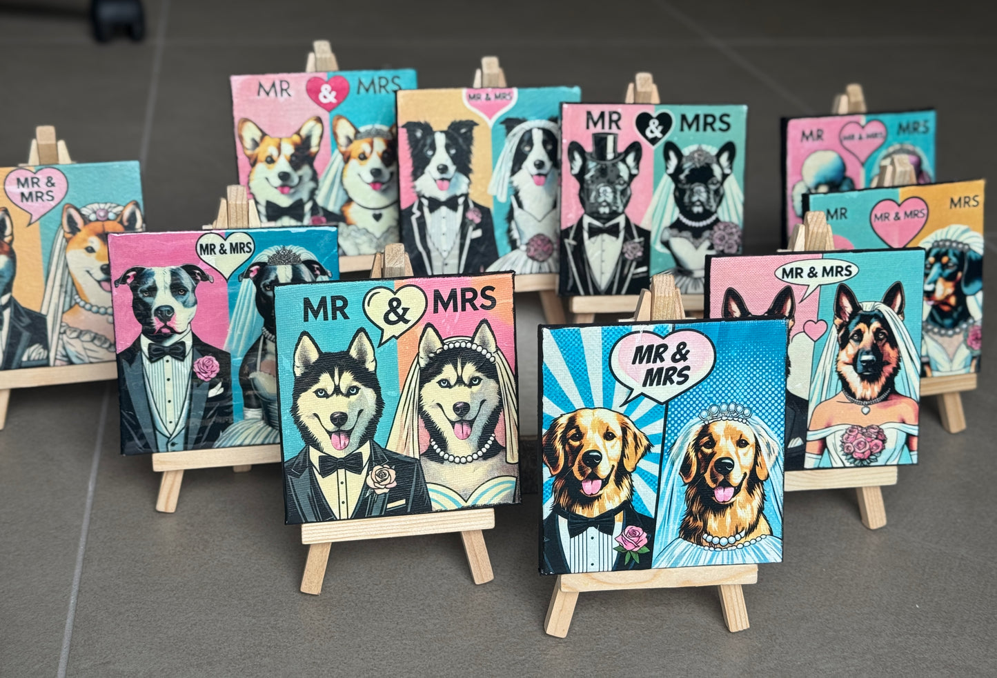 Quadro Pop Art Mr & Mrs – Coppie di Cani su Mini Tela con Cavalletto