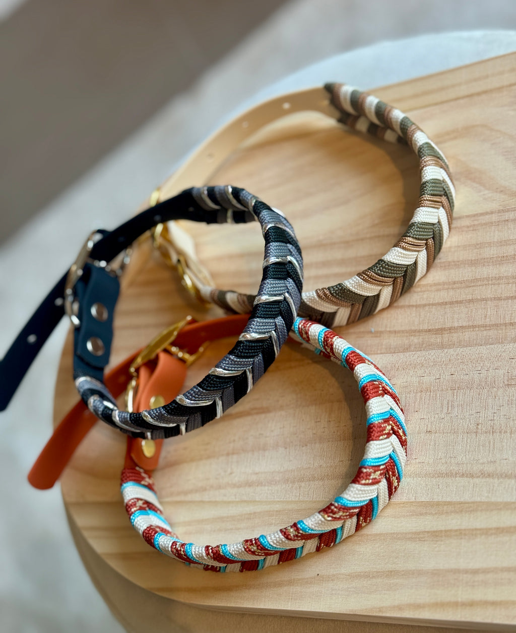 Collare per cani intrecciato regolabile (32–42 cm)