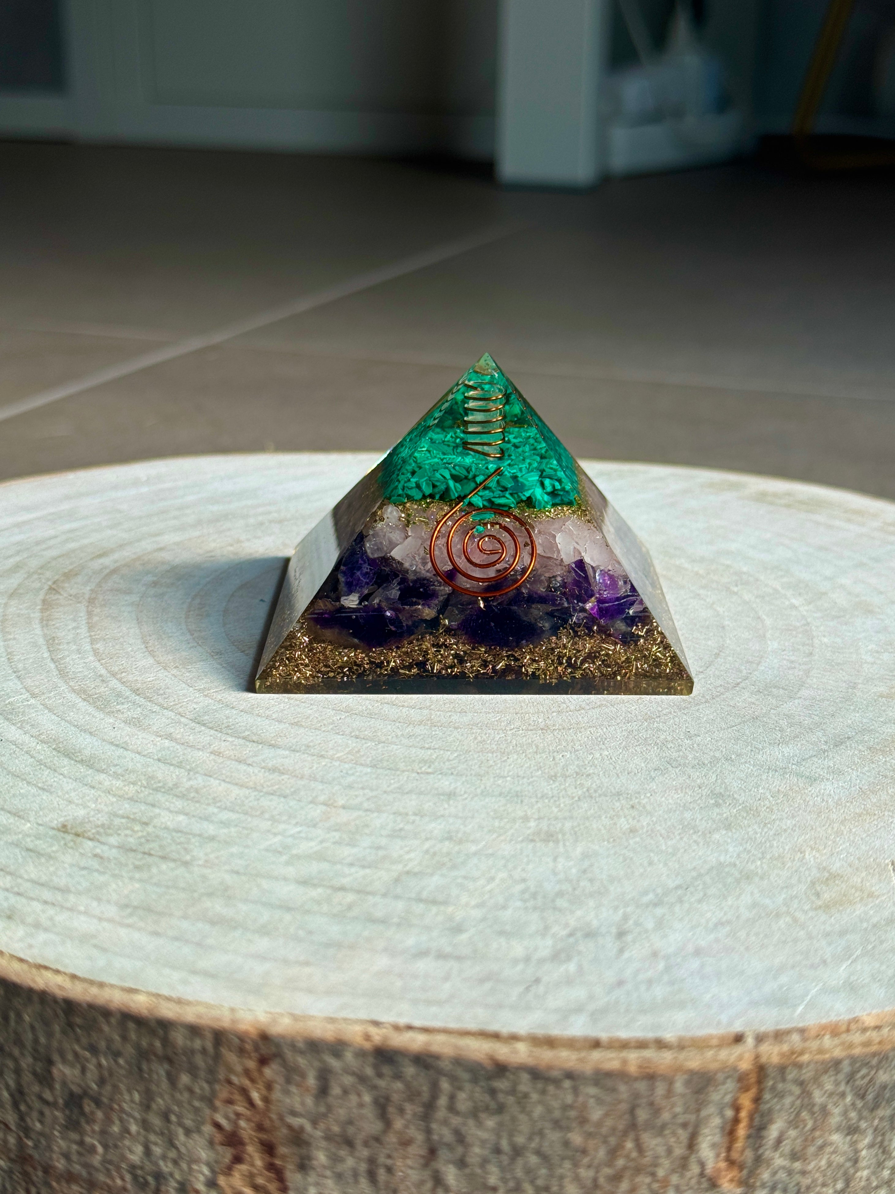 Piramide con Quarzo Rosa, Ametista e Malachite - Chakra cuore e terzo occhio
