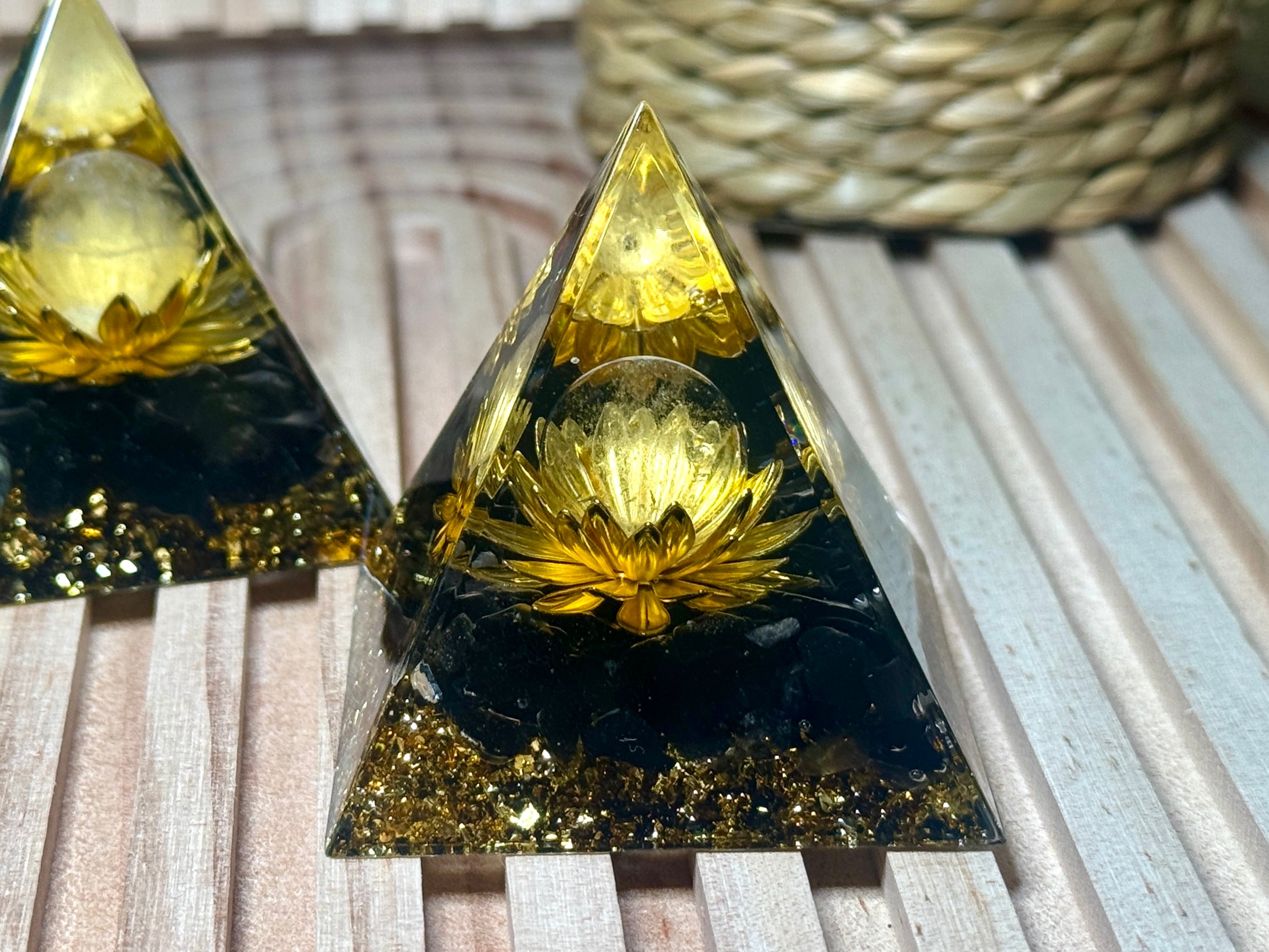 Piramide in Ossidiana Nera e Oro – Chakra della Radice (Muladhara)