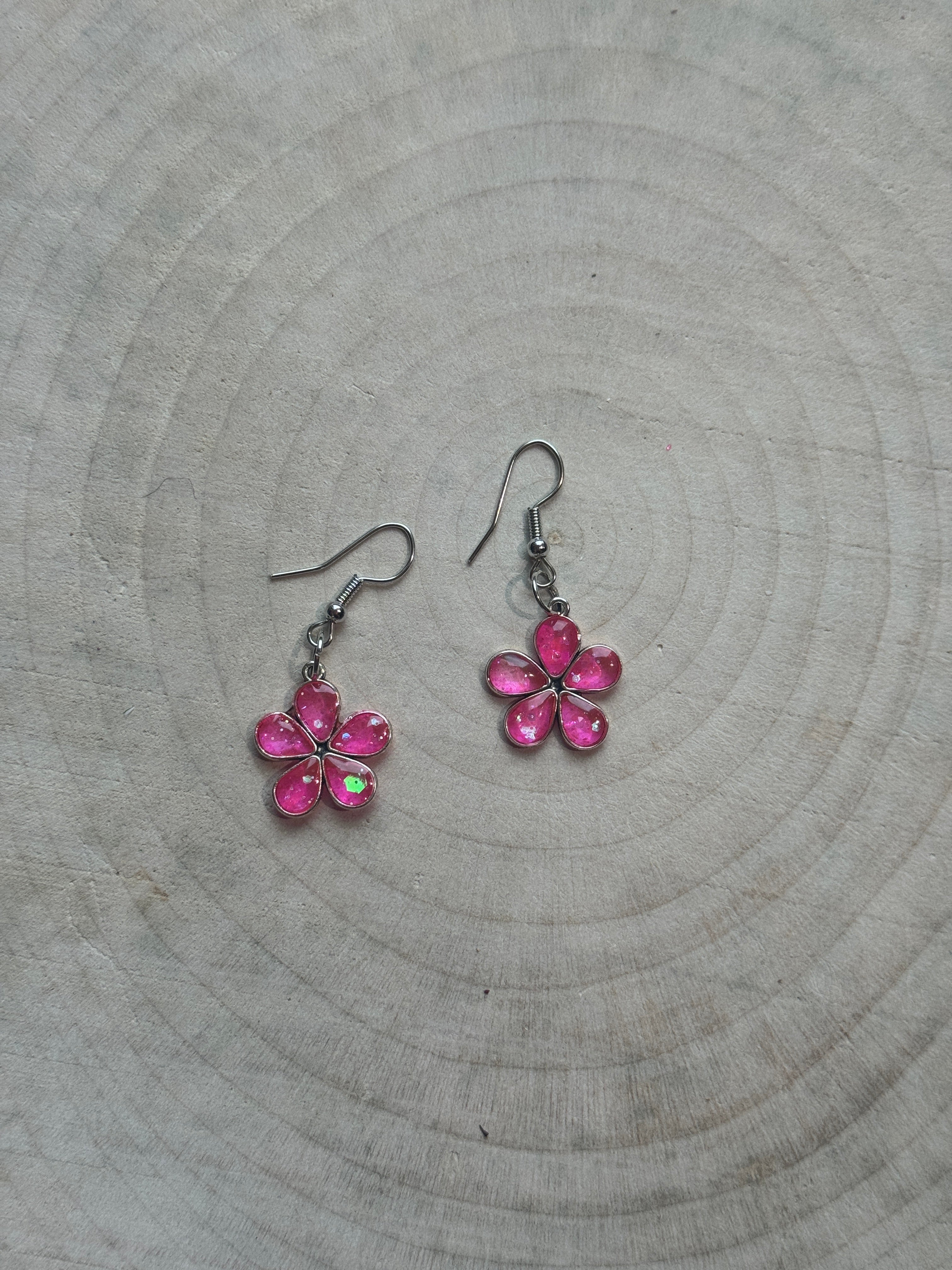 Set Orecchini Unici – Fiori, Pietre e Dettagli Romantici