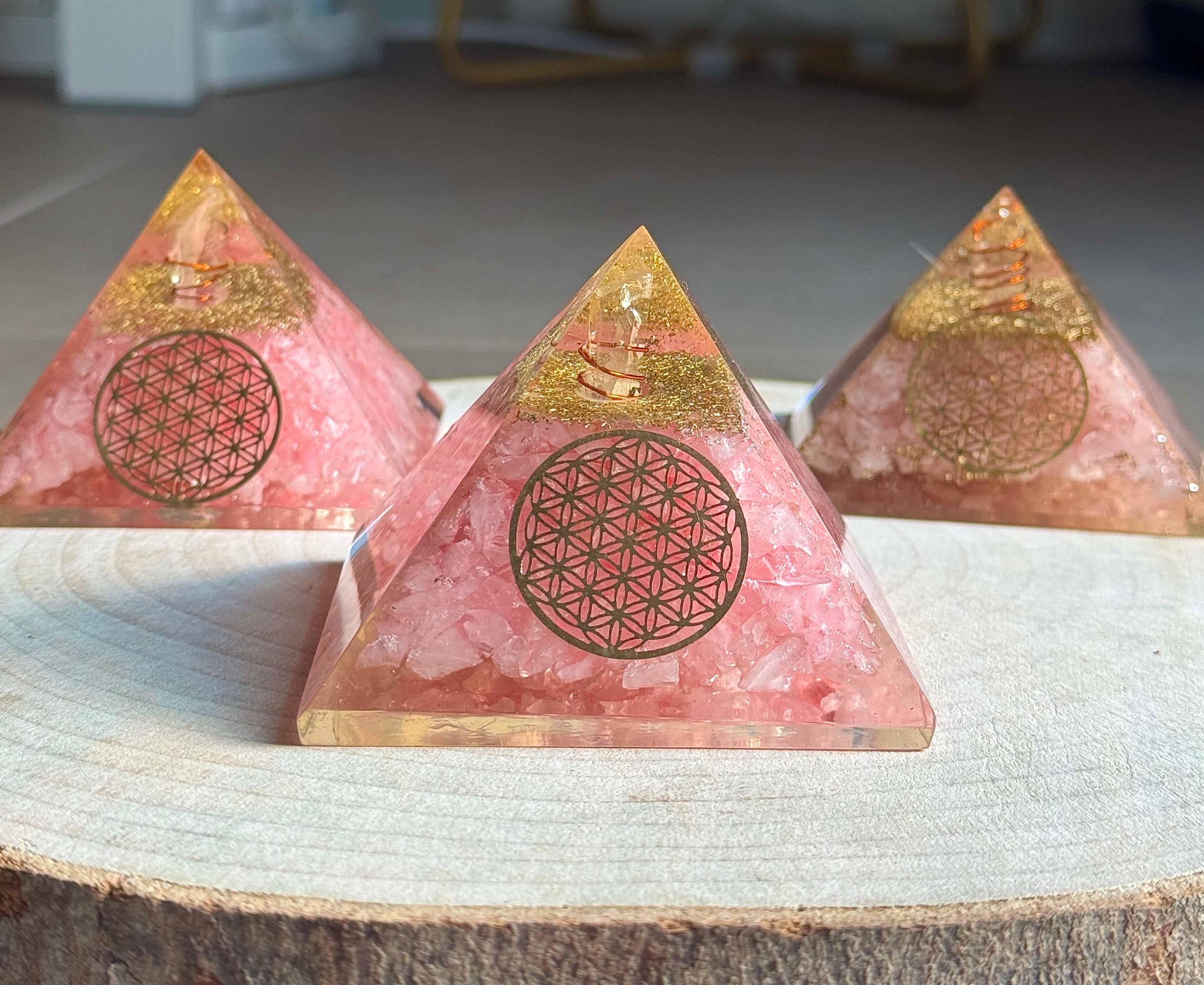Piramide con Quarzo Rosa – Chakra del cuore