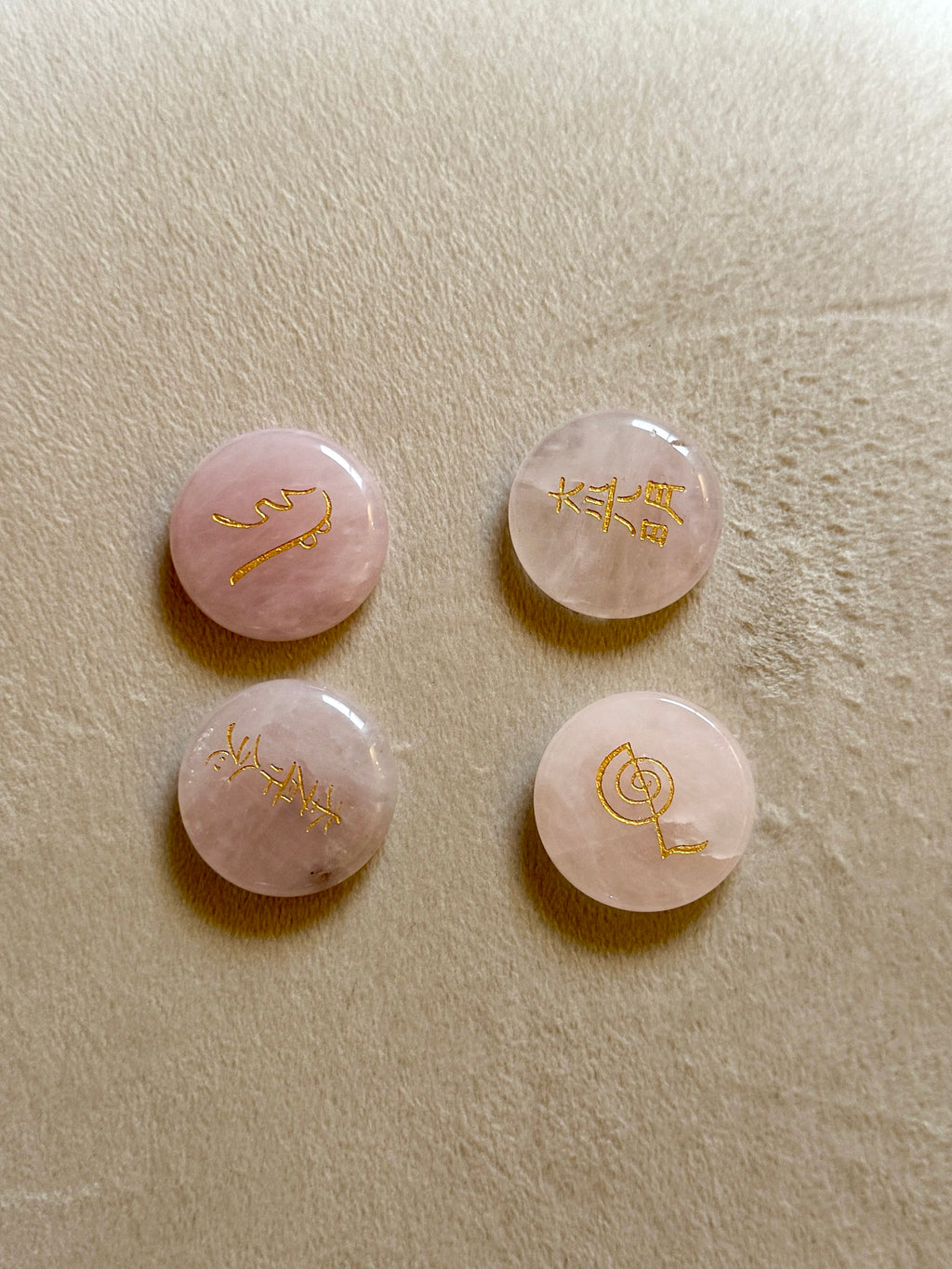 Set 4 Pietre Reiki in Quarzo Rosa con Simboli Incisi – Chakra del Cuore