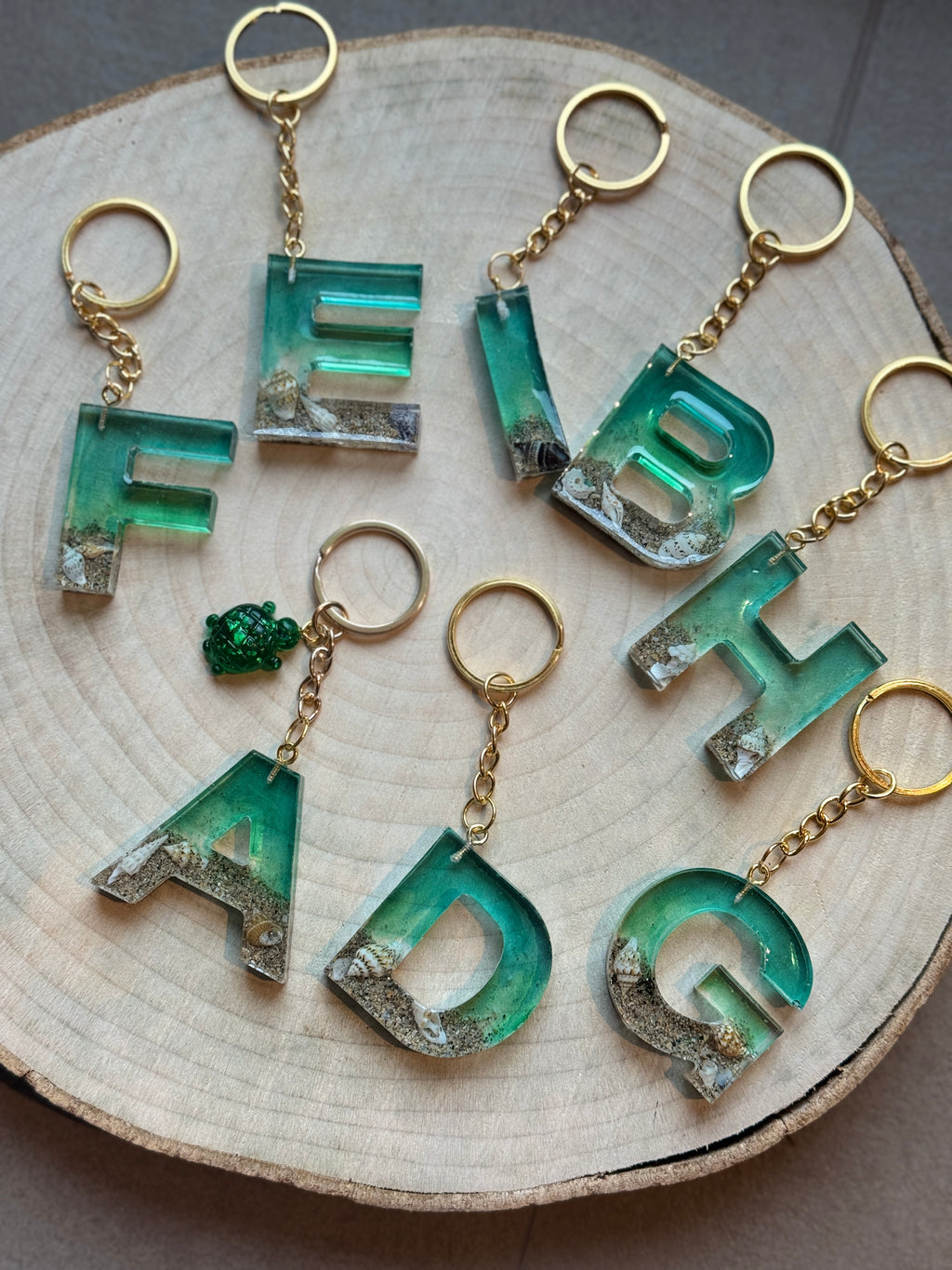 Portachiavi con Iniziale in Resina – Edizione “Onda Marina”