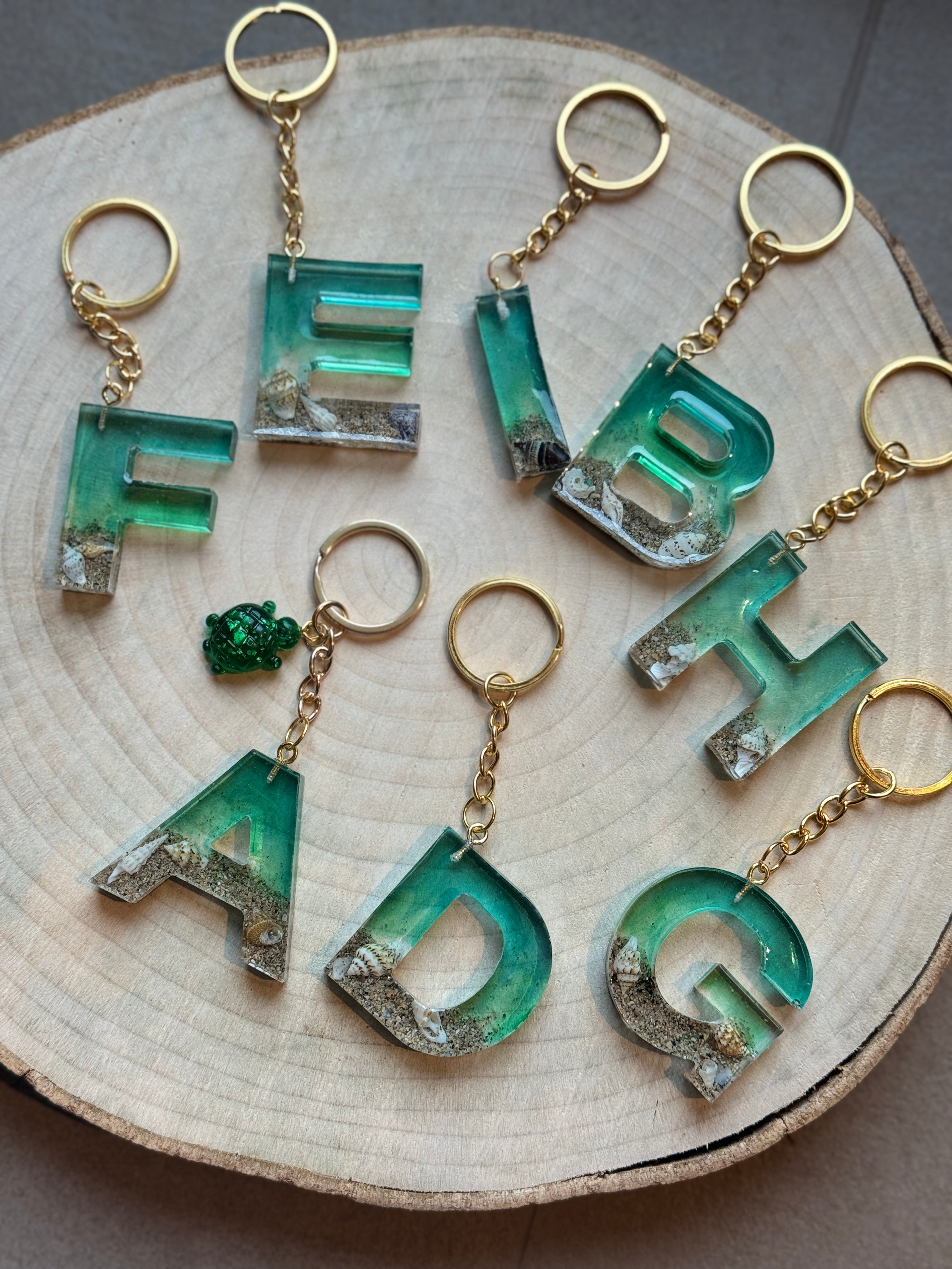 Portachiavi con Iniziale in Resina – Edizione “Onda Marina”