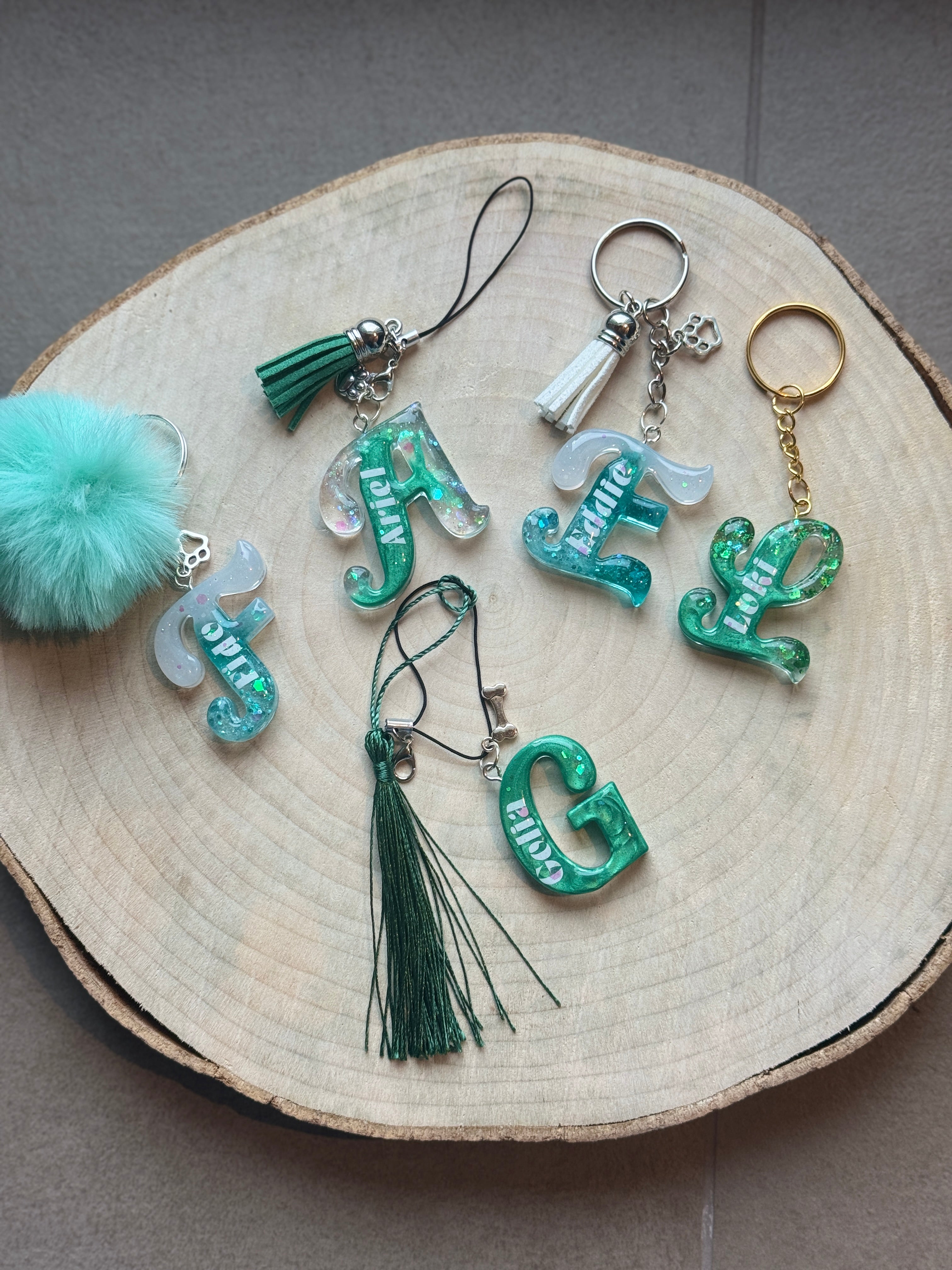 Portachiavi Lettera in Resina con Nome – Collezione “Ocean Vibes”