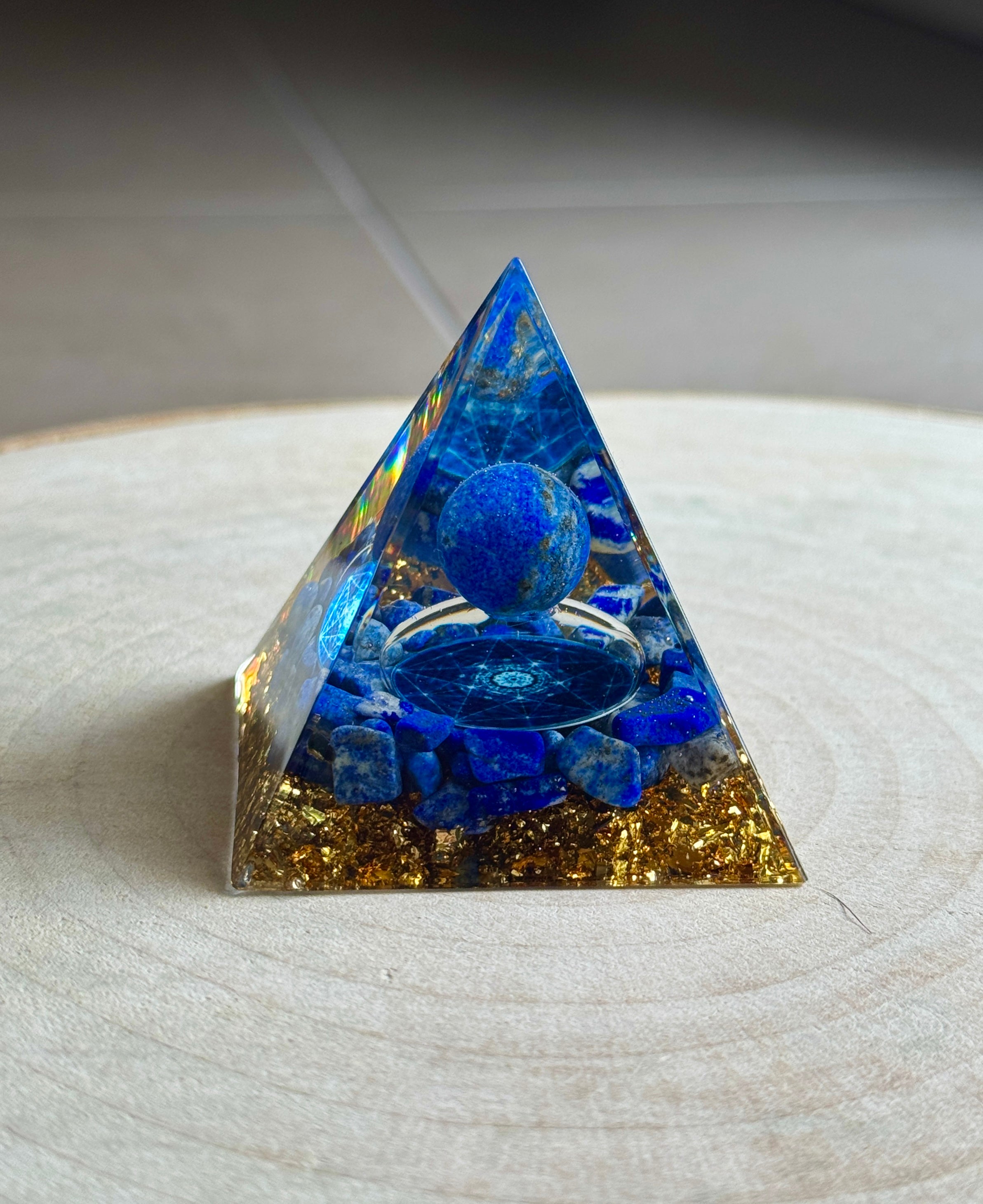 Piramide con Lapis Lazuli - chakra del terzo occhio e gola
