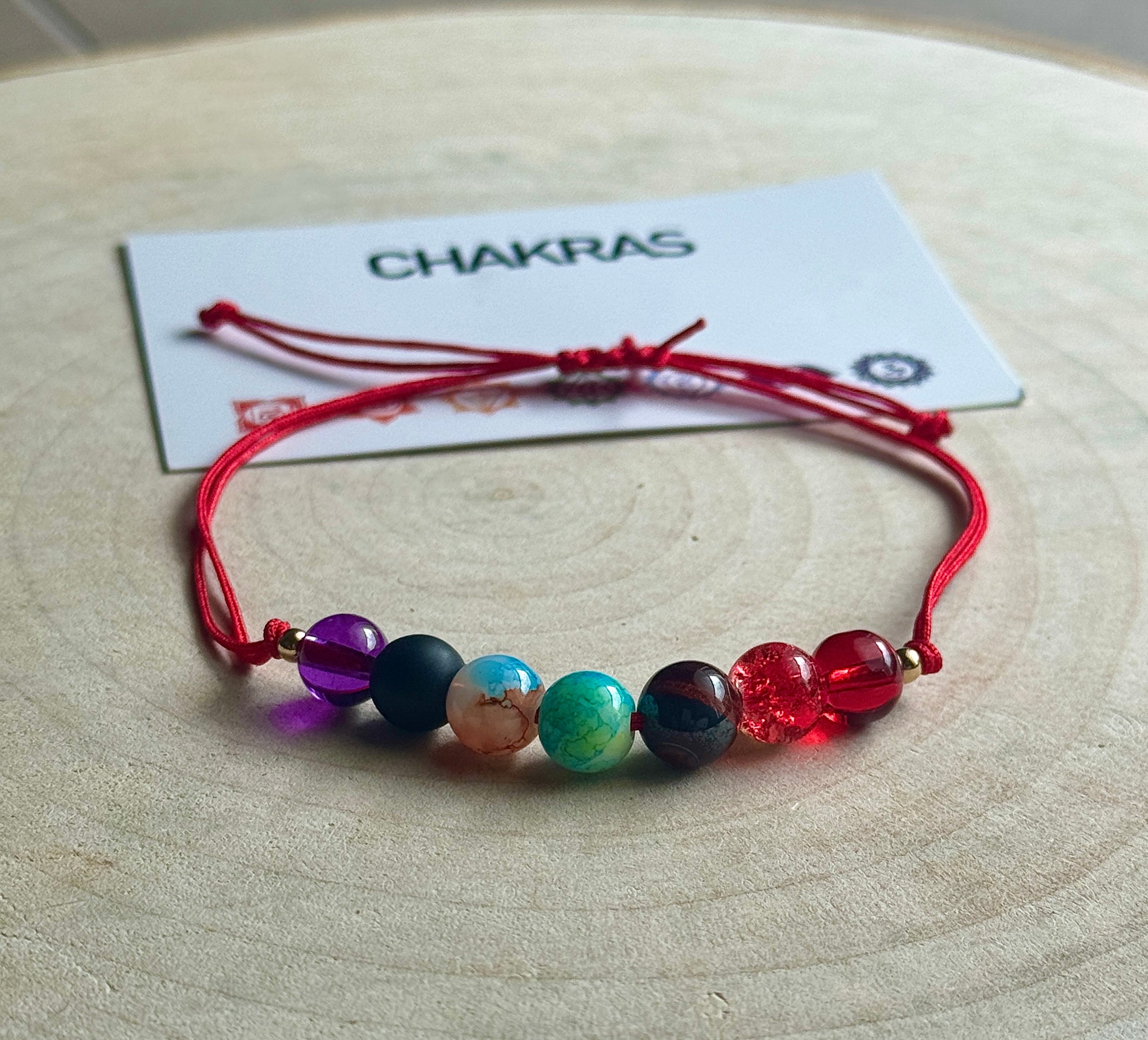 Bracciale 7 Chakra con Cordino Rosso – Regolabile