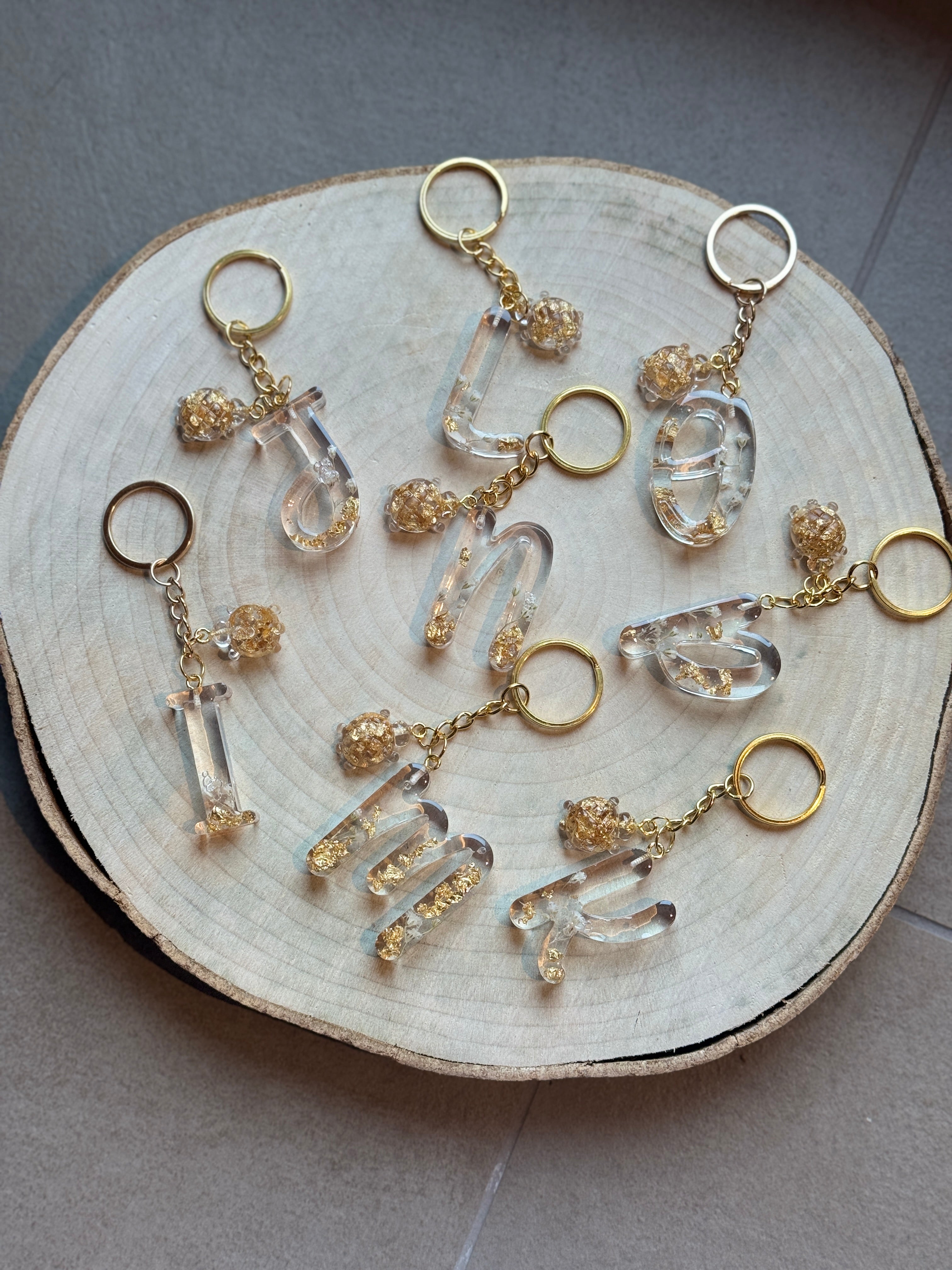 Portachiavi Lettera in Resina – Foglia Oro, Fiore da Sposa & Tartaruga Dorata