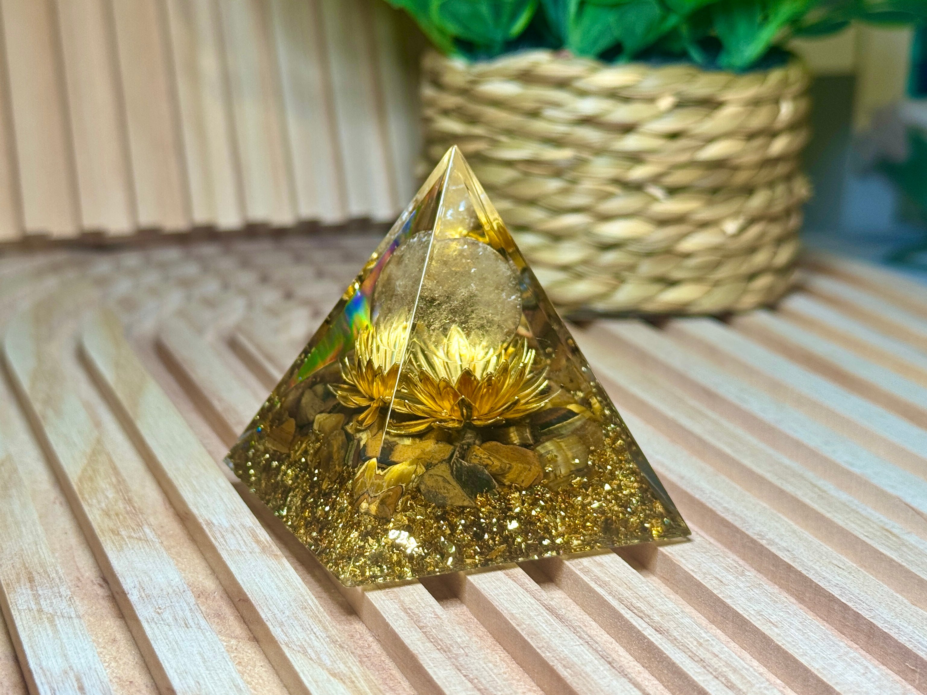 Piramide in Occhio di Tigre e Oro – Chakra del Plesso Solare (Manipura)