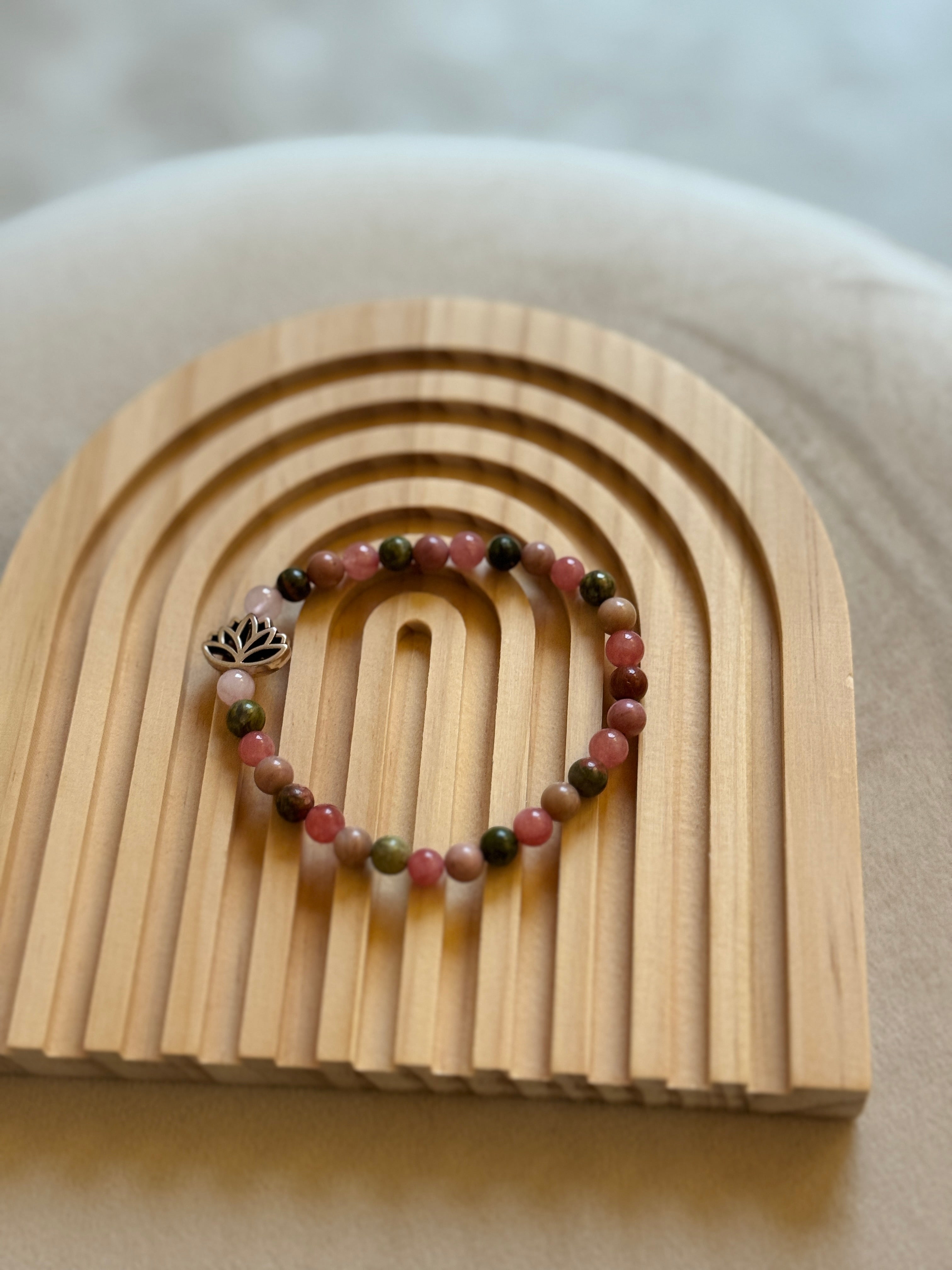 Bracciale Chakra in Pietre Naturali (Quarzo Rosa, Rodolite, Unakite) con Fiore di Loto – Amore ed Equilibrio Energetico