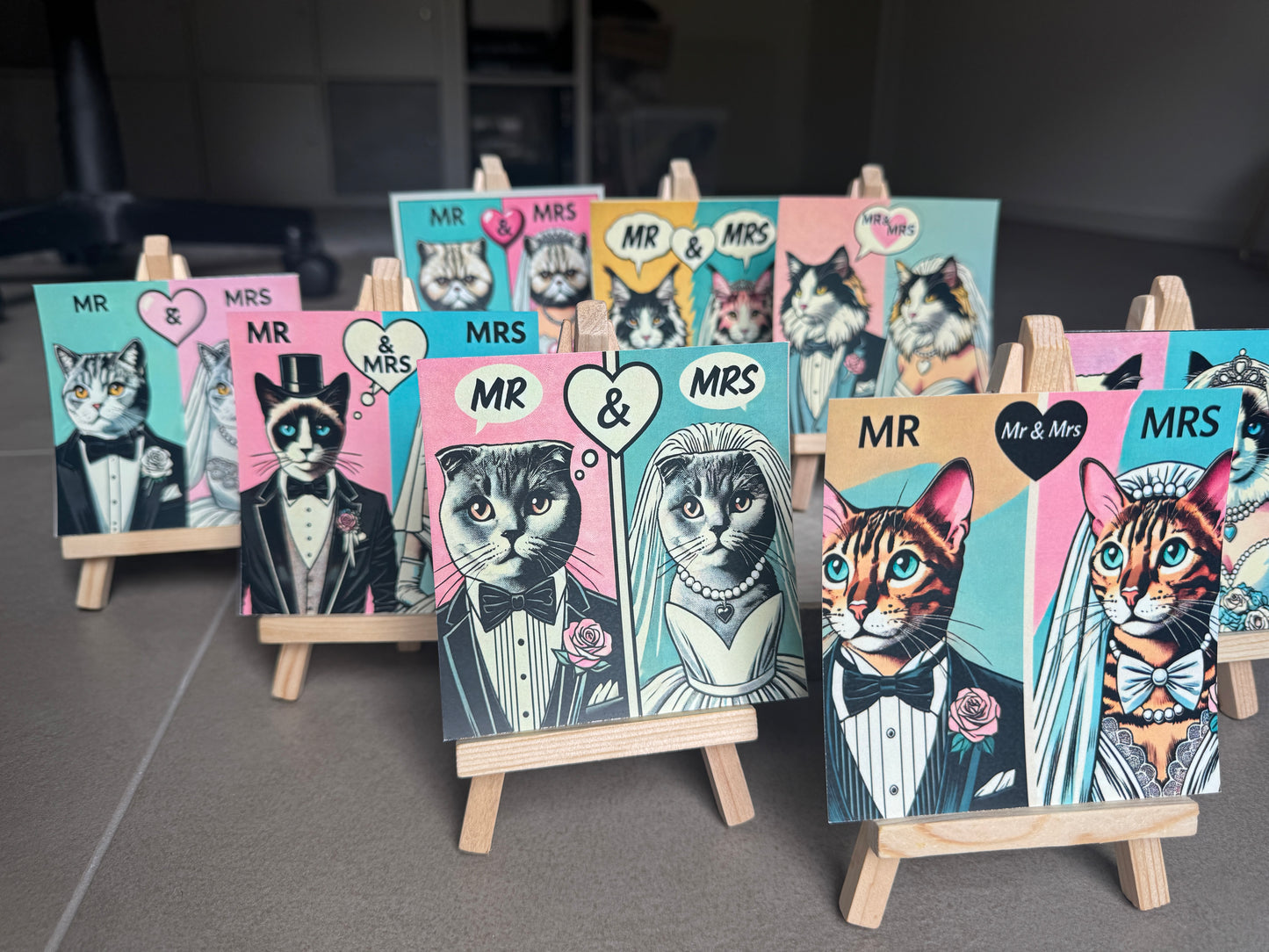 Quadro Pop Art Mr & Mrs – Coppie di Gatti su Mini Tela con Cavalletto