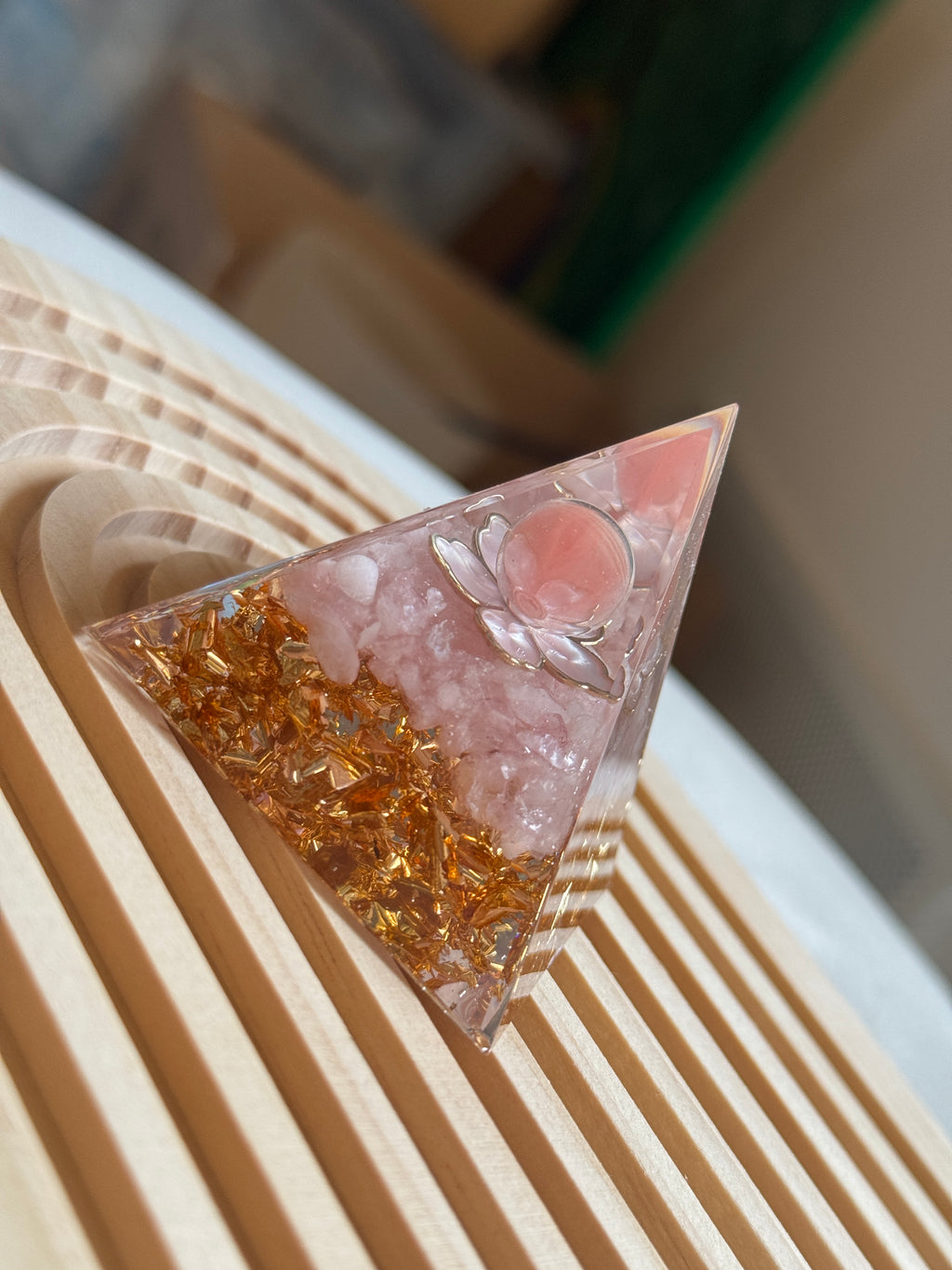 Piramide in Quarzo Rosa – Chakra del Cuore (Anahata)