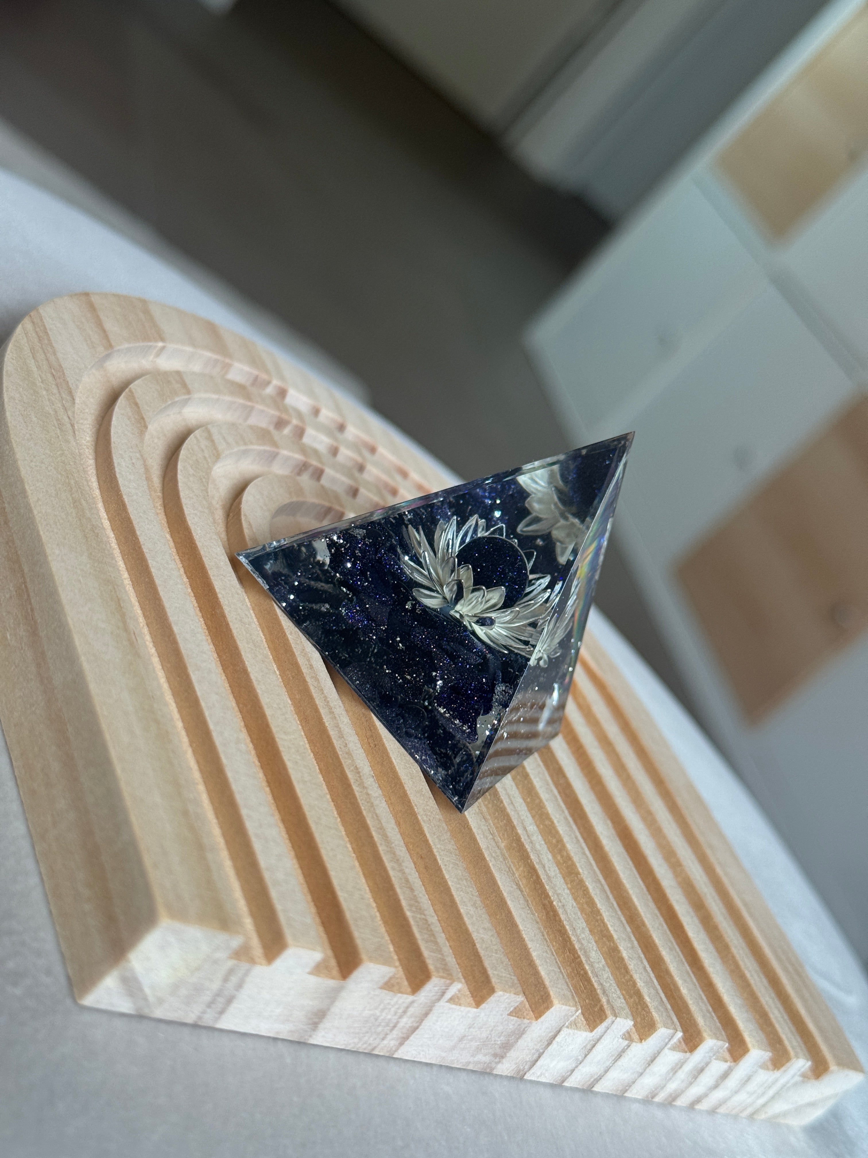 Piramide Blu con Fiore di Loto – Chakra della Gola