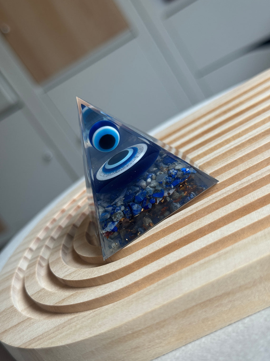 Piramide Occhio Protettivo in Lapis Lazuli – Chakra del Terzo Occhio e della Gola