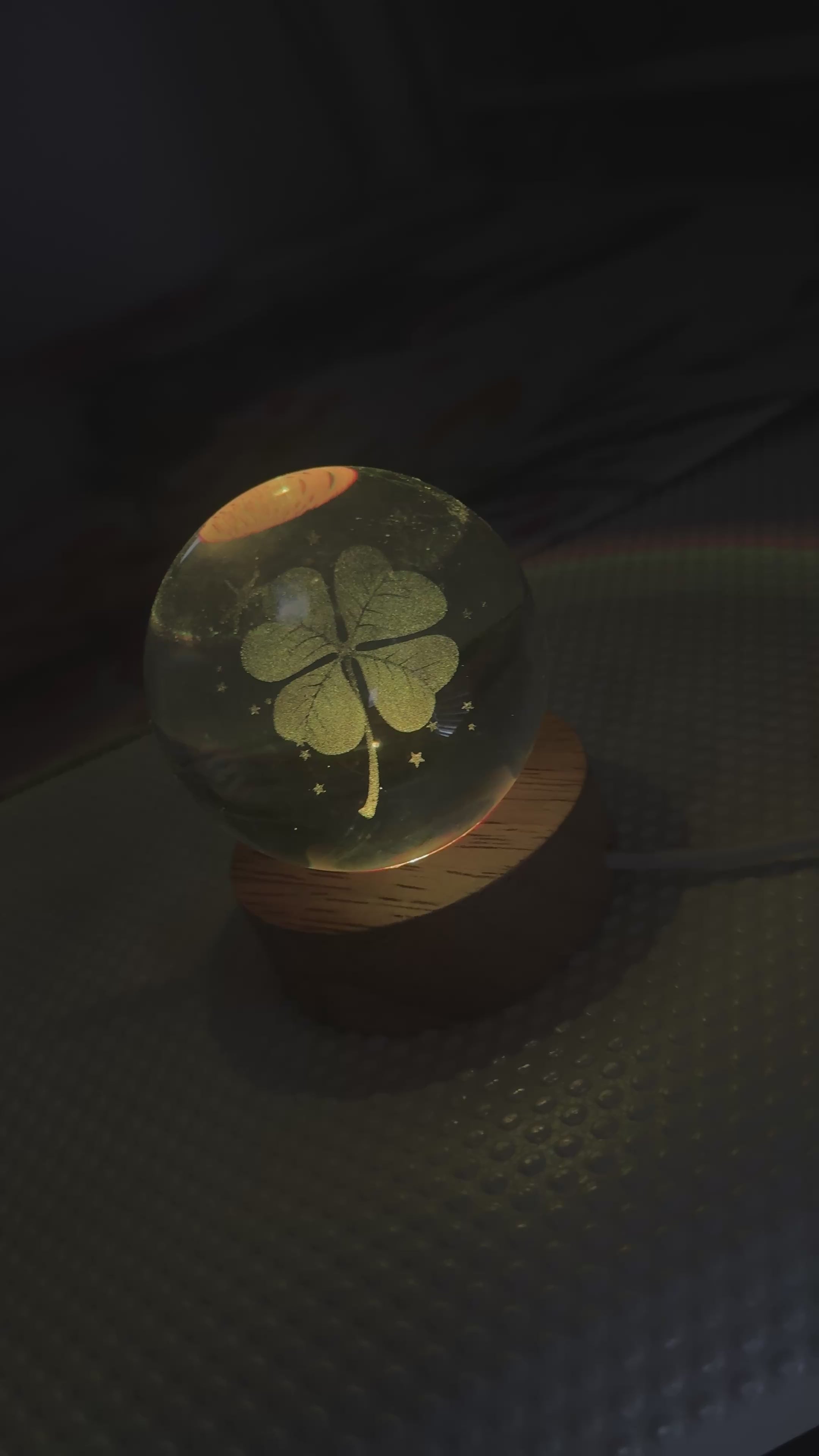 Sfera luminosa con Quadrifoglio 3D
– Luce LED Cambiacolore