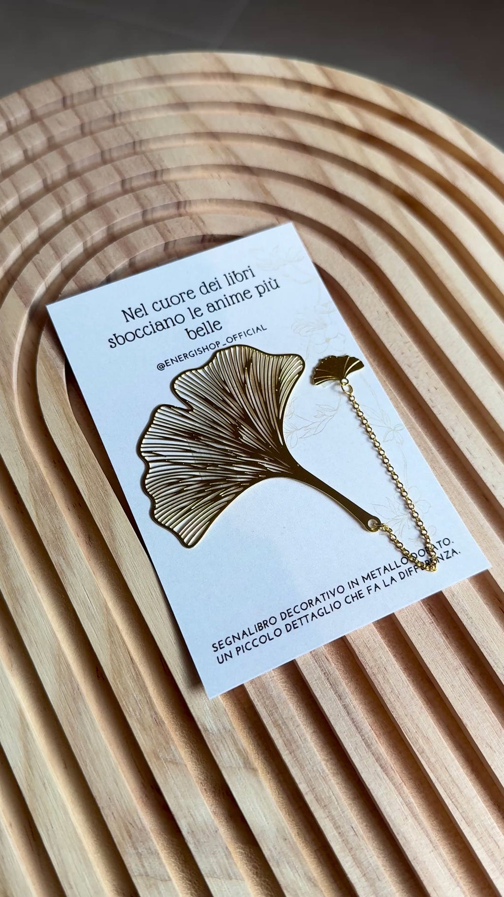 Segnalibro in Metallo Dorato – Per anime che sbocciano tra le pagine