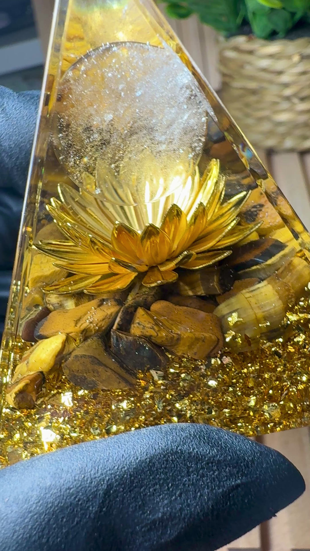 Piramide in Occhio di Tigre e Oro – Chakra del Plesso Solare (Manipura)