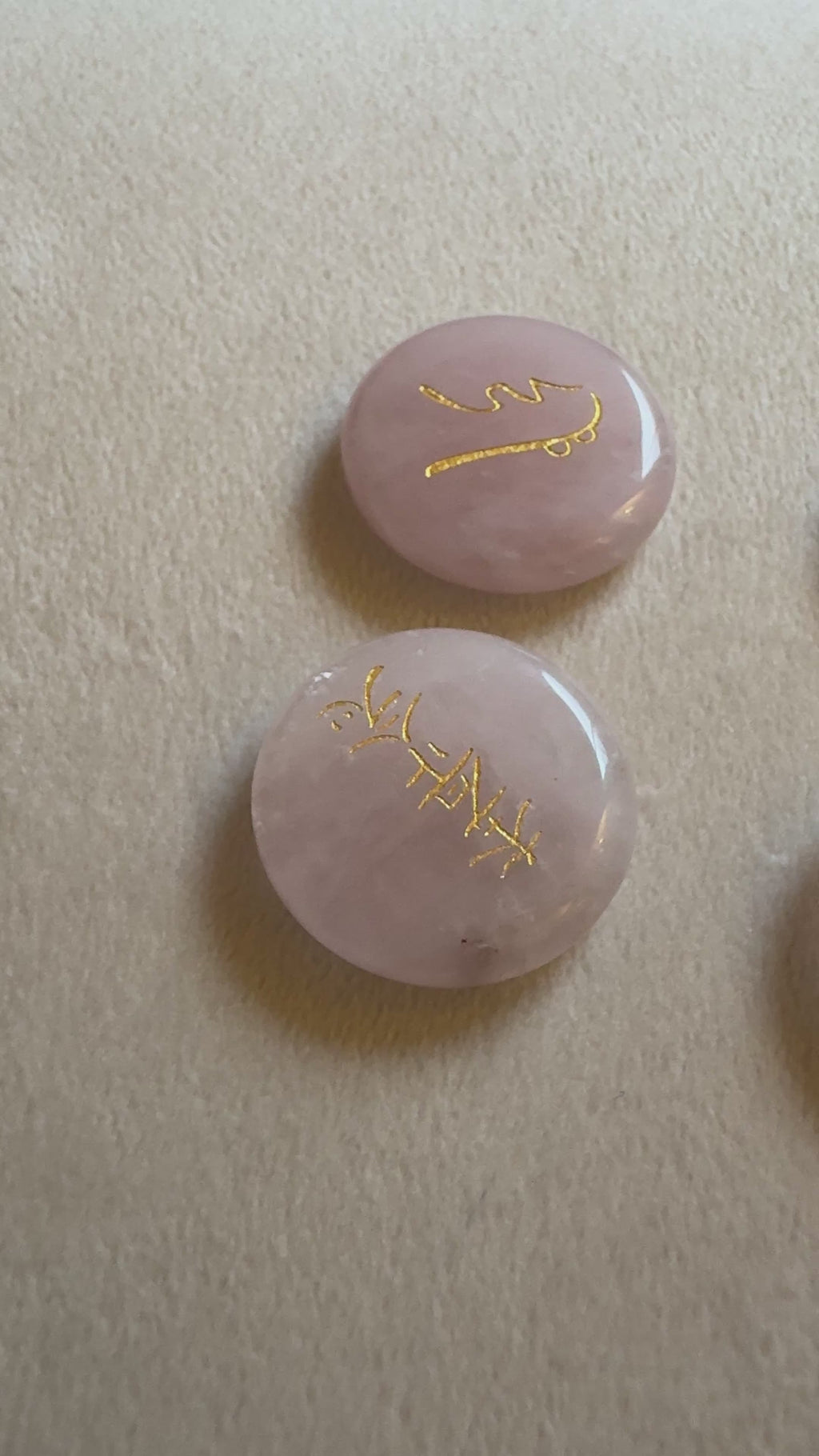 Set 4 Pietre Reiki in Quarzo Rosa con Simboli Incisi – Chakra del Cuore