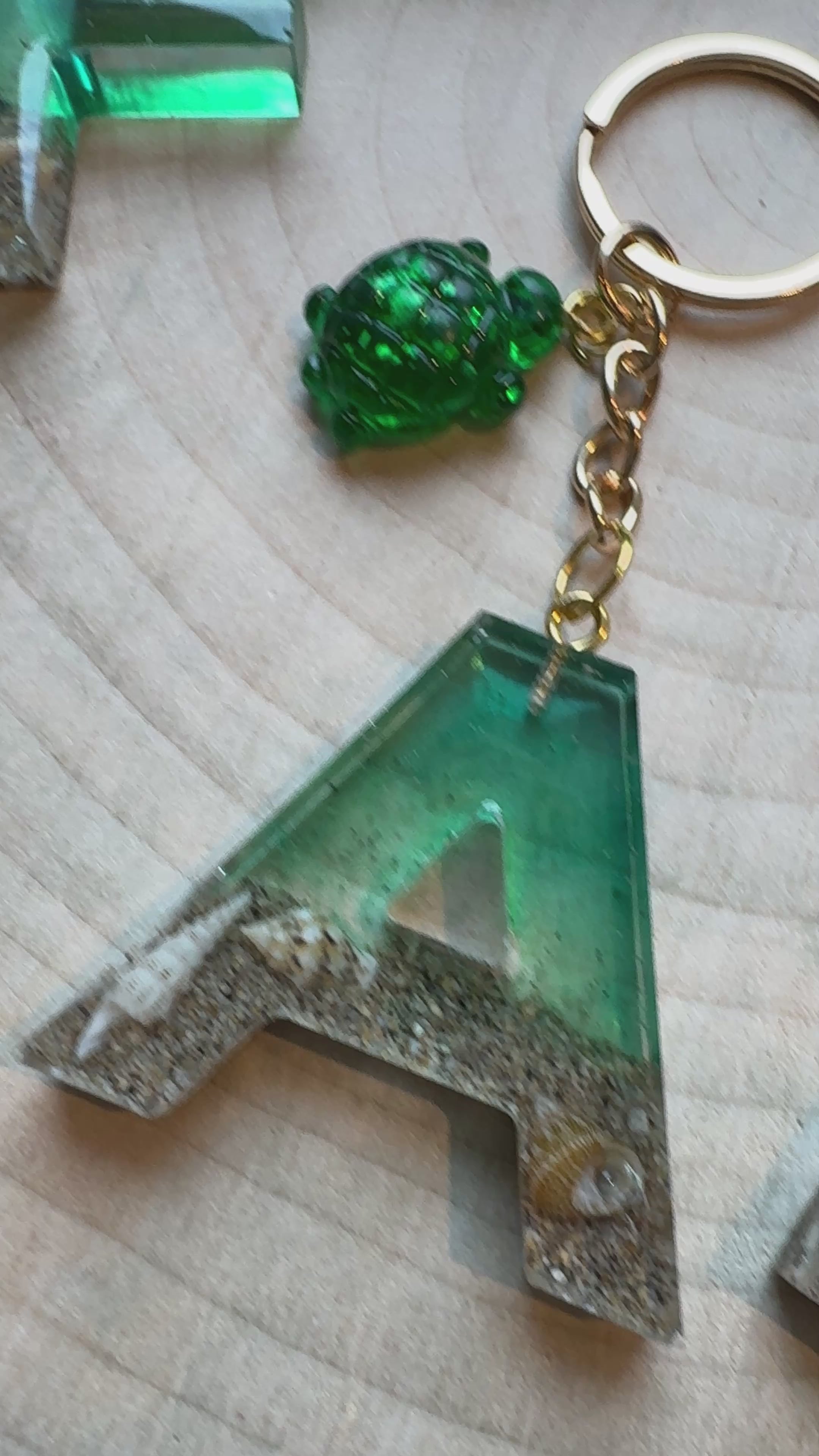 Portachiavi con Iniziale in Resina – Edizione “Onda Marina”