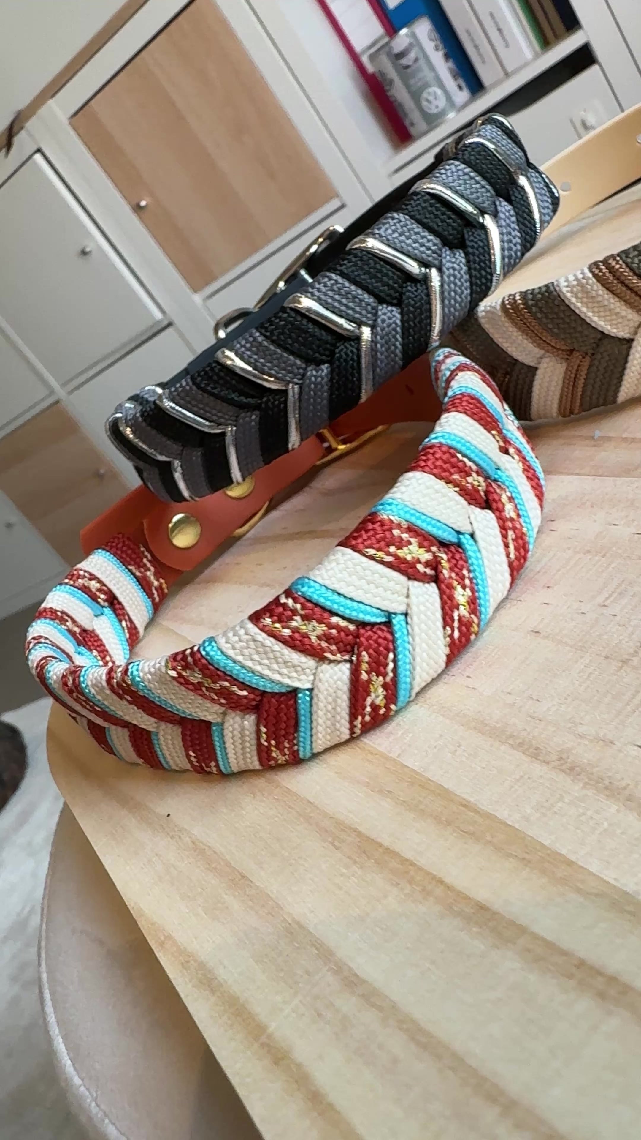 Collare per cani intrecciato regolabile (32–42 cm)