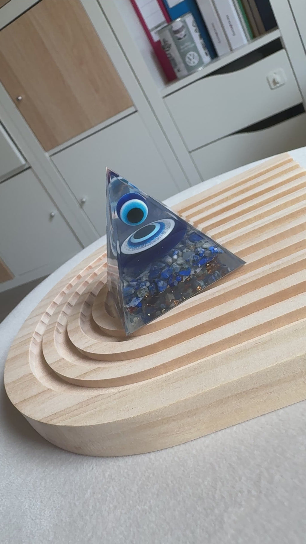 Piramide Occhio Protettivo in Lapis Lazuli – Chakra del Terzo Occhio e della Gola