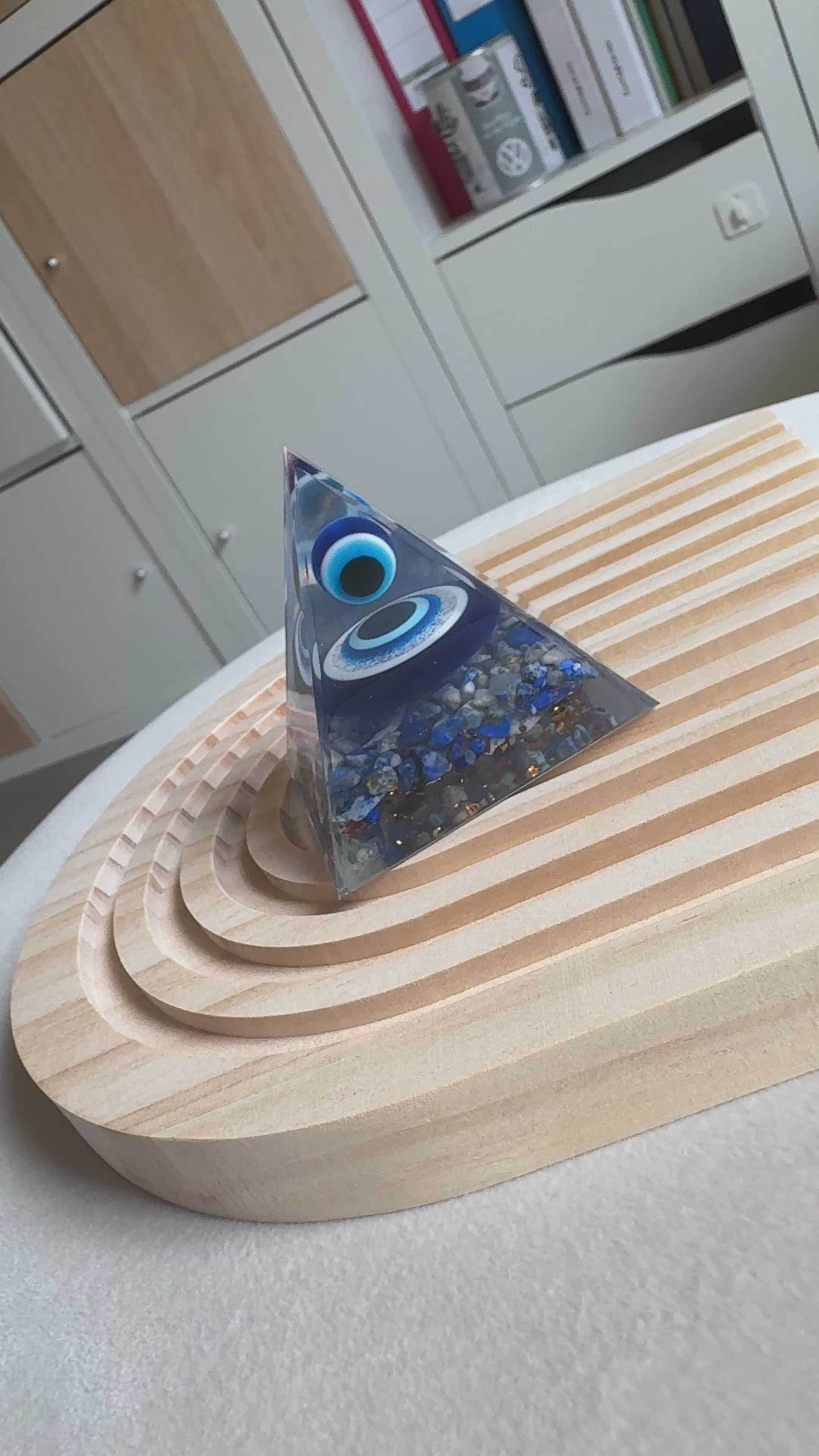 Piramide Occhio Protettivo in Lapis Lazuli – Chakra del Terzo Occhio e della Gola