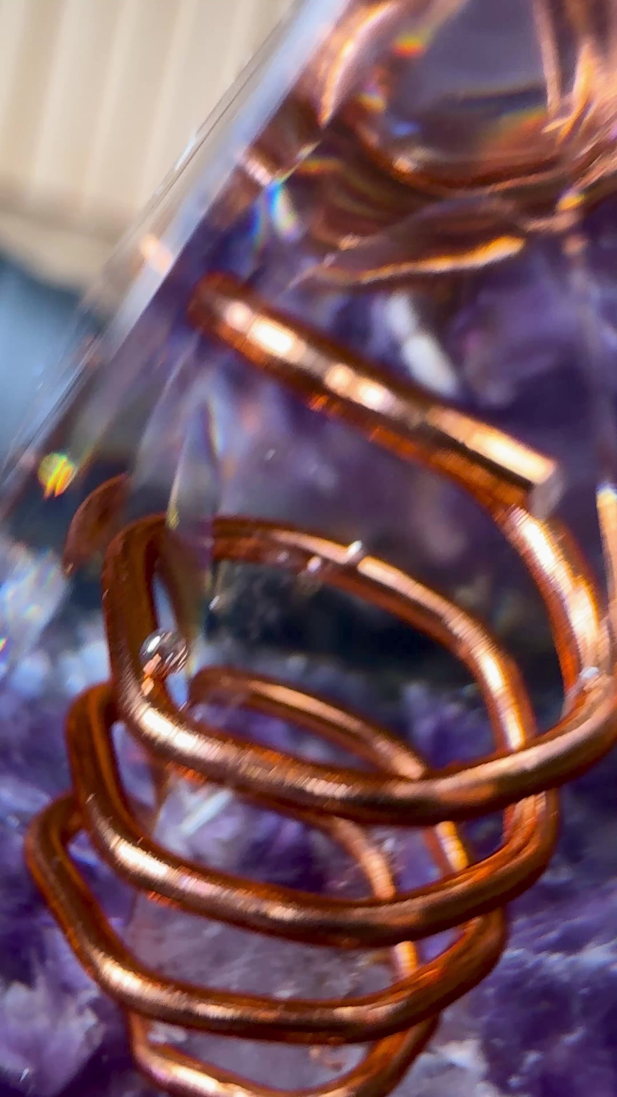 Piramide in Ossidiana e Ametista – Chakra della Radice e del Terzo Occhio (Muladhara & Ajna)