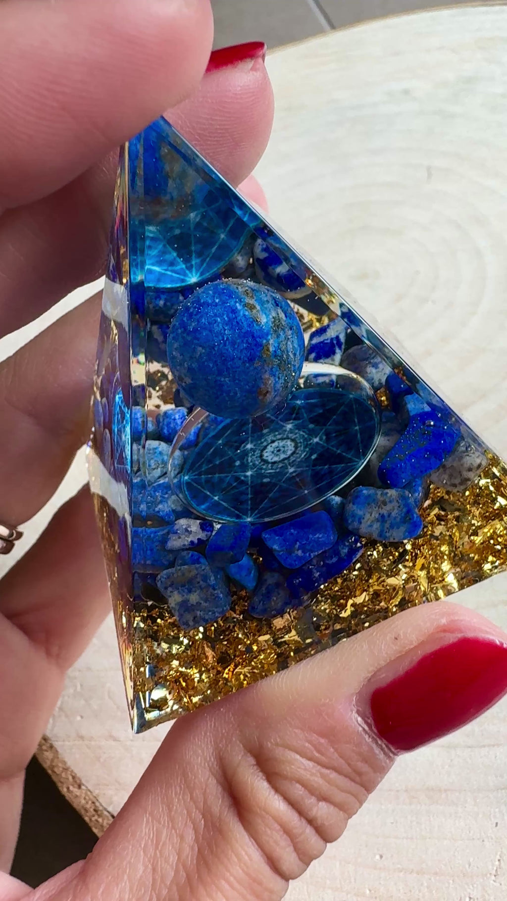 Piramide con Lapis Lazuli - chakra del terzo occhio e gola