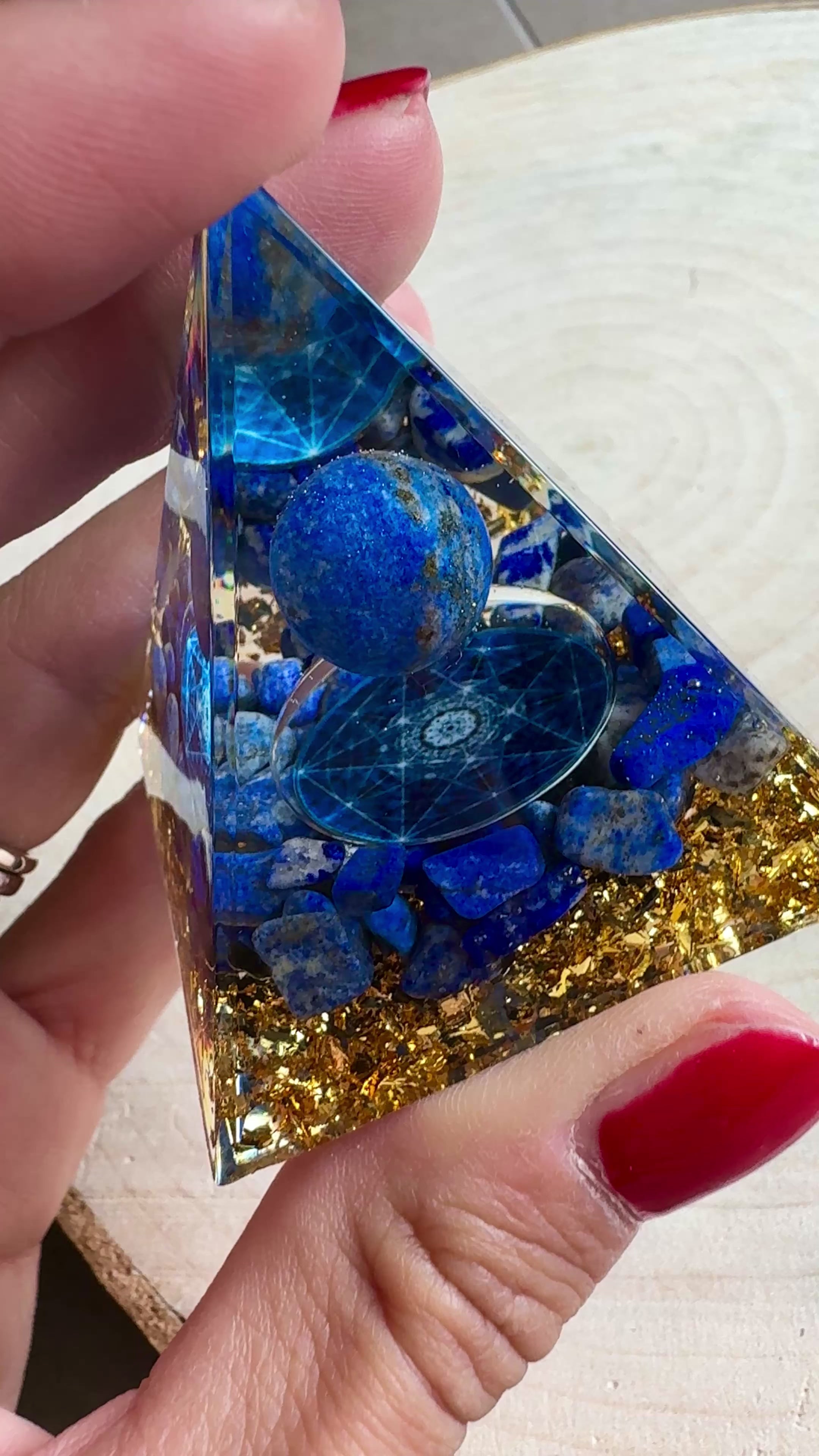 Piramide con Lapis Lazuli - chakra del terzo occhio e gola
