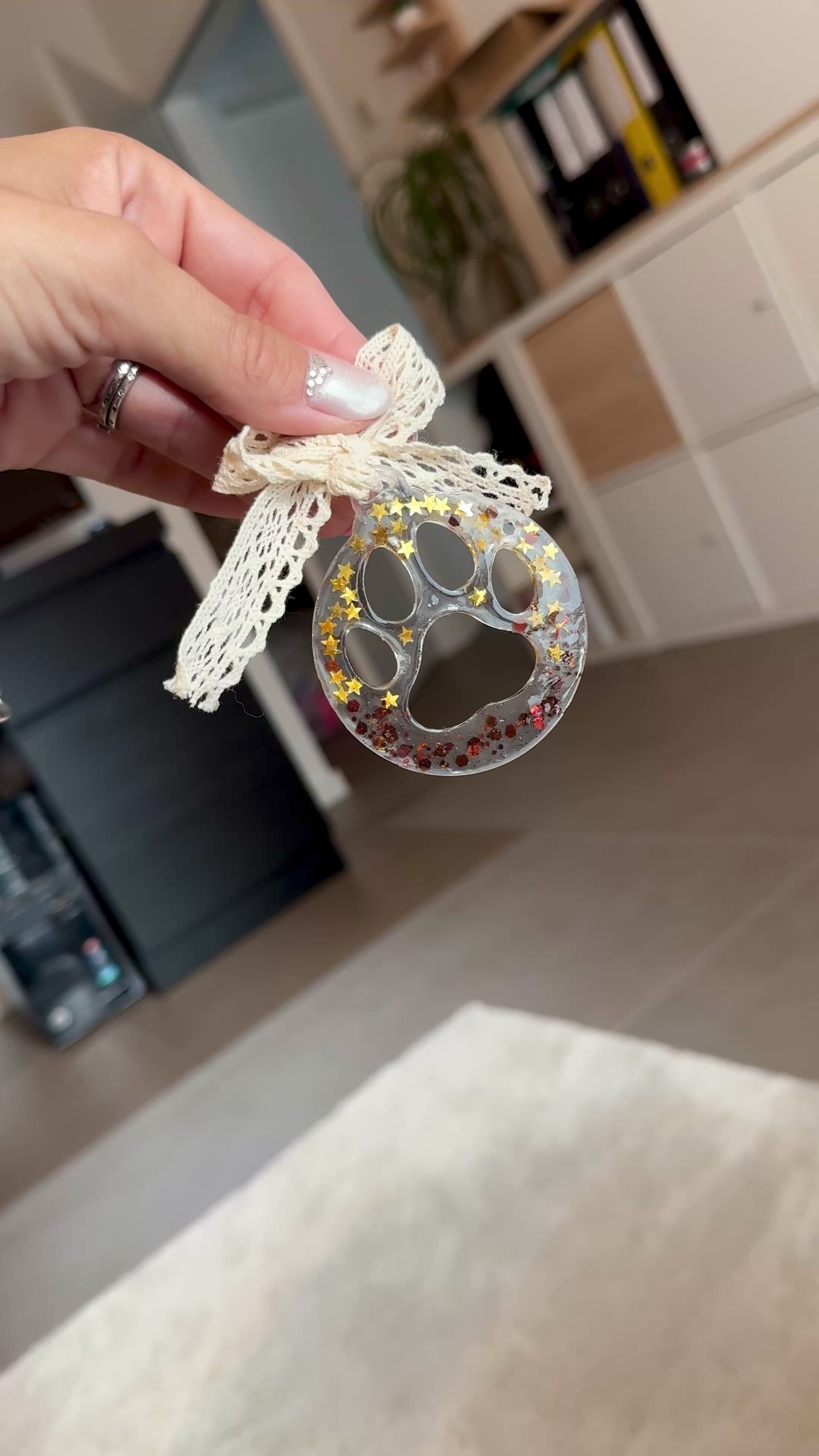 🎄 Zampa di Natale – Decorazione in Resina con Stelle Dorate ✨