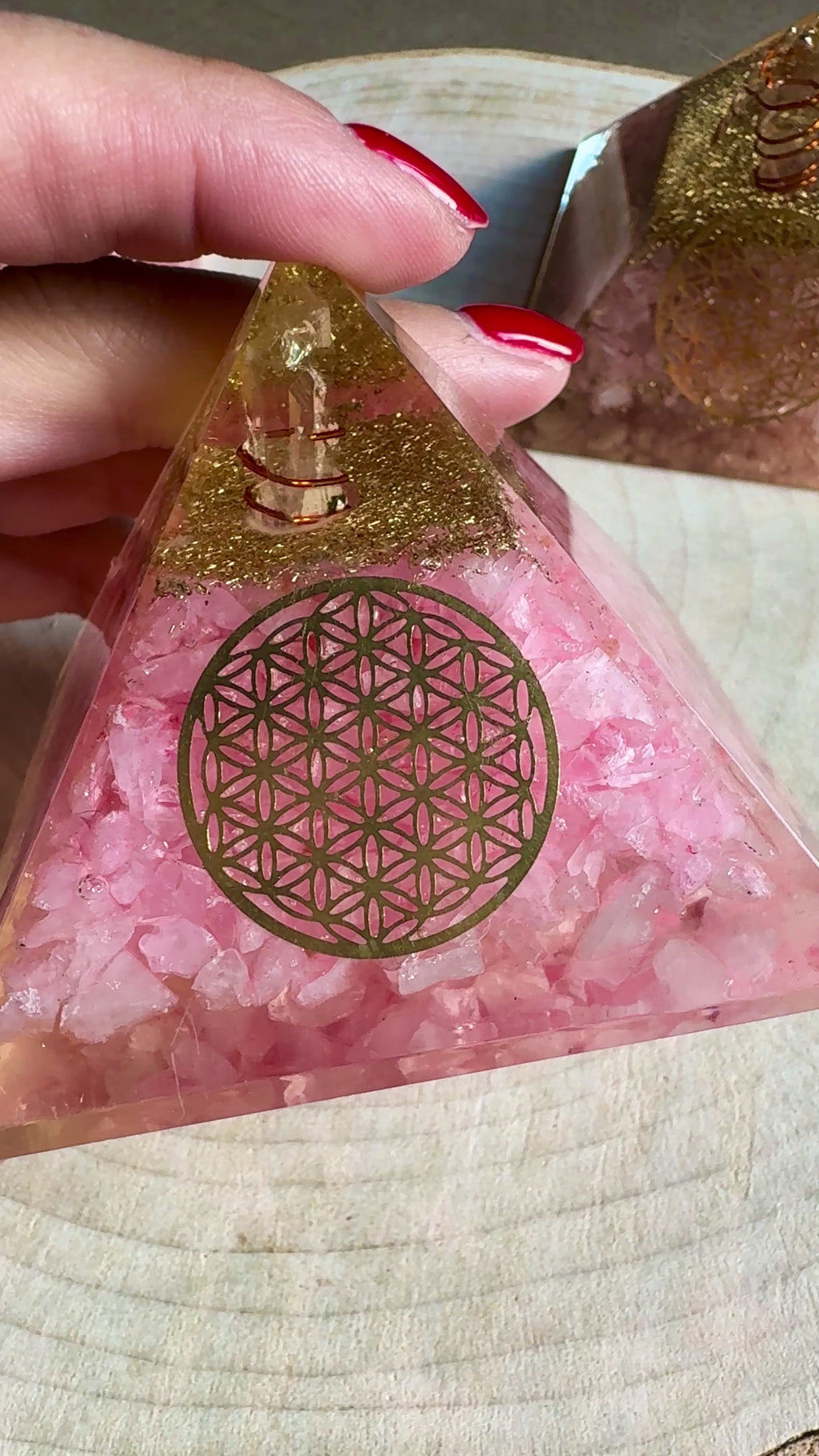 Piramide con Quarzo Rosa – Chakra del cuore